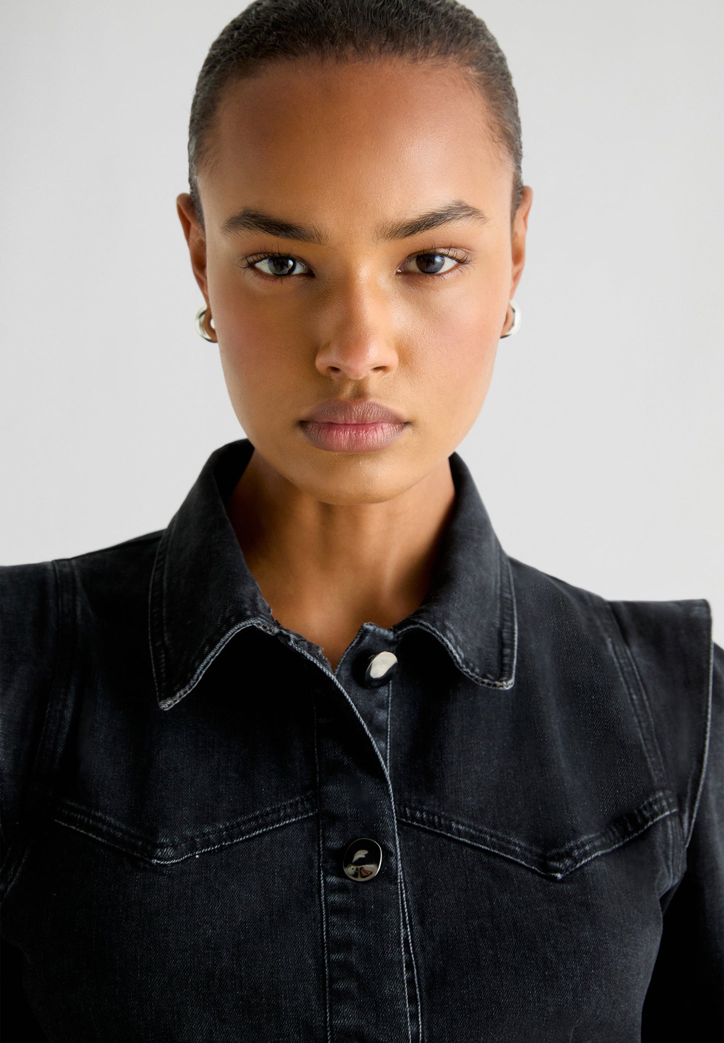 CAMISA DENIM COM MANGA ABALONADA