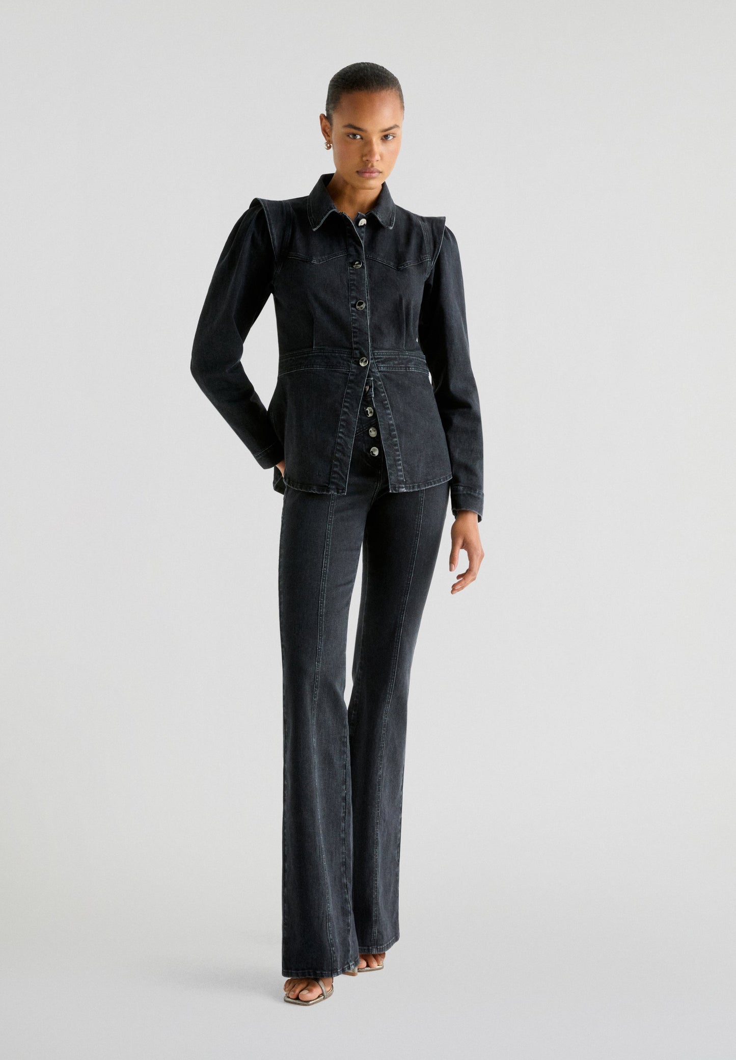 JEANS BOOTCUT COM BOTÕES