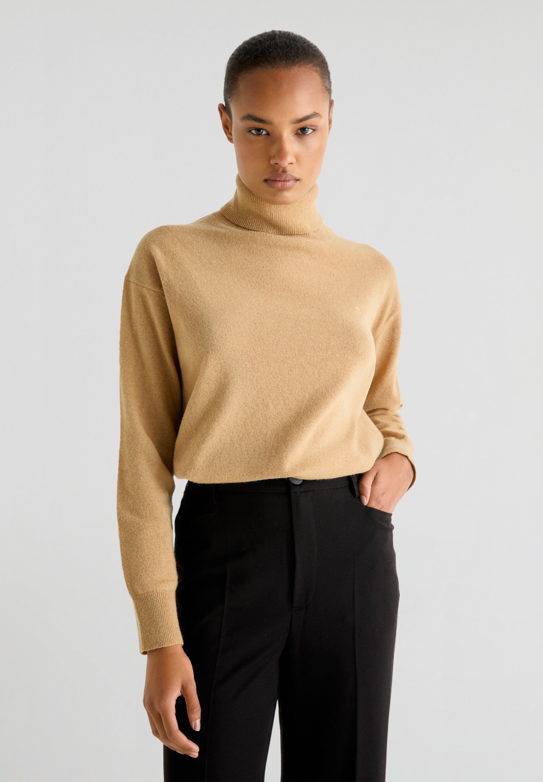 SWEATER DE GOLA ALTA COM SKULL BORDADA