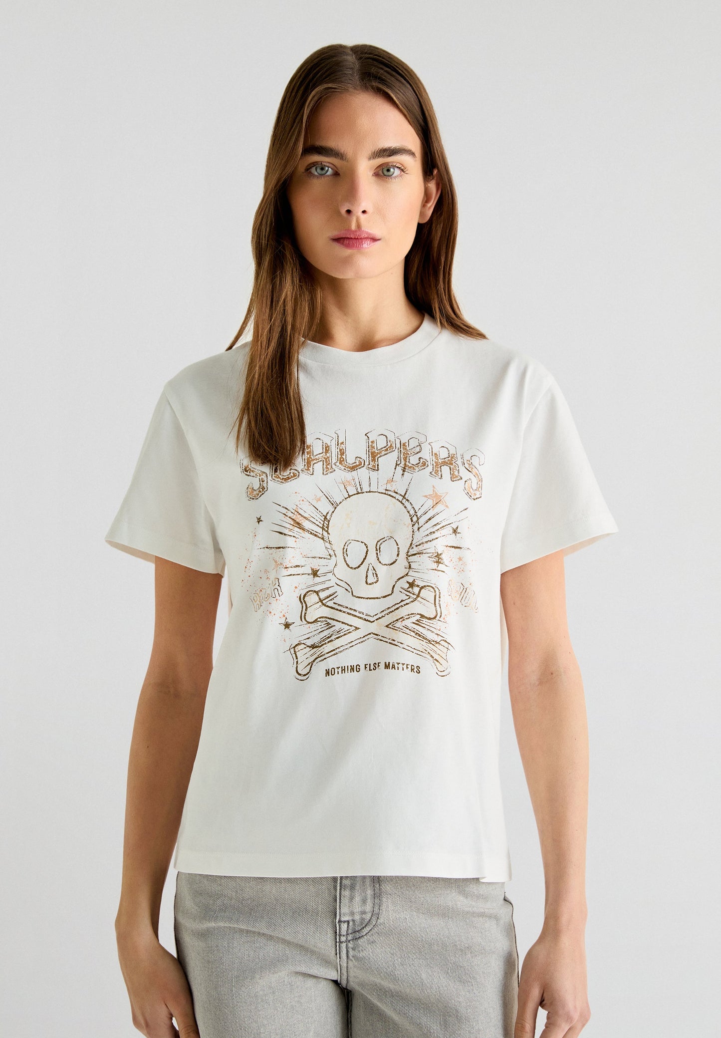 T-SHIRT COM PADRÃO DE SKULL E ESTRELAS
