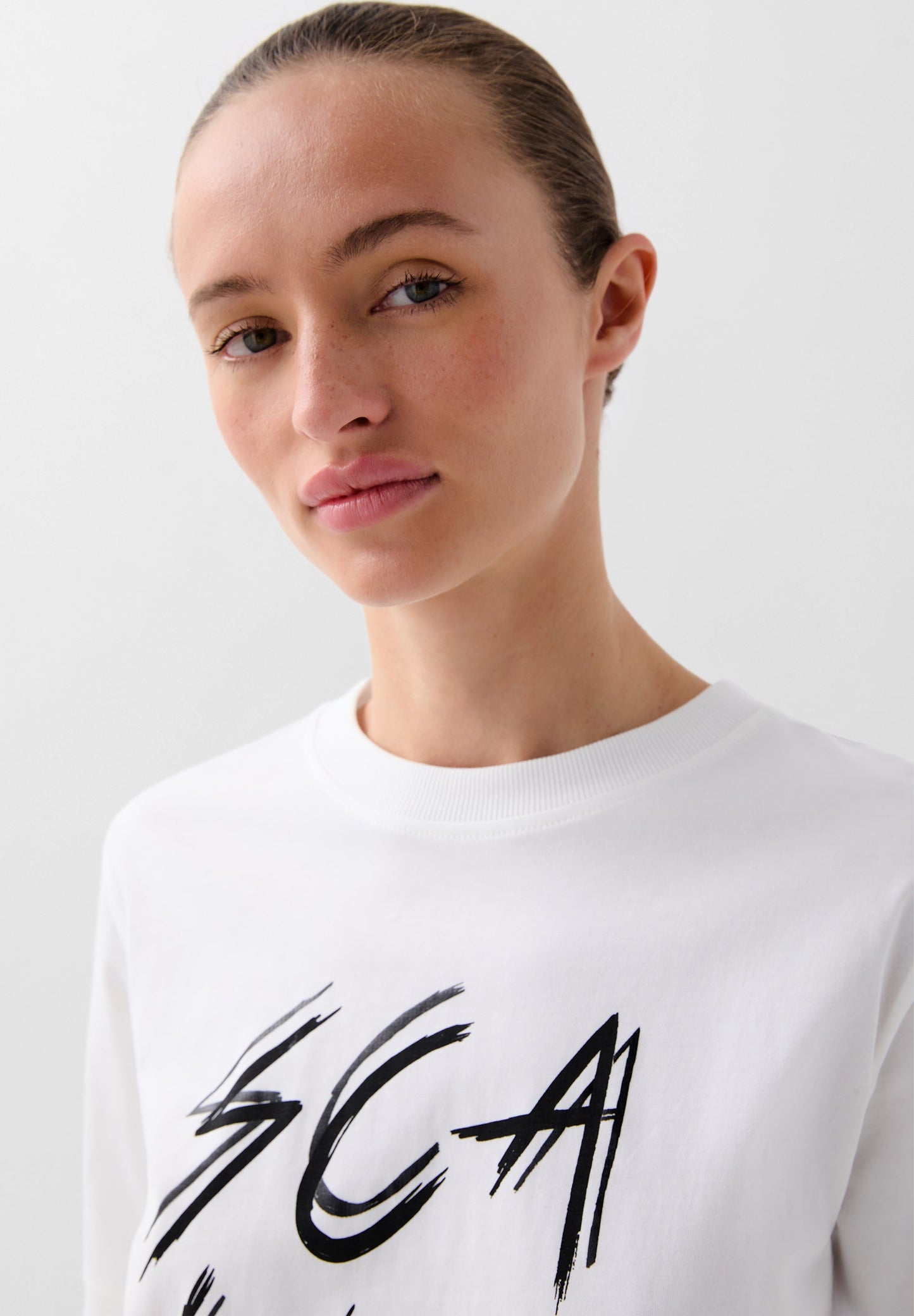 T-SHIRT COM PADRÃO BRANDING