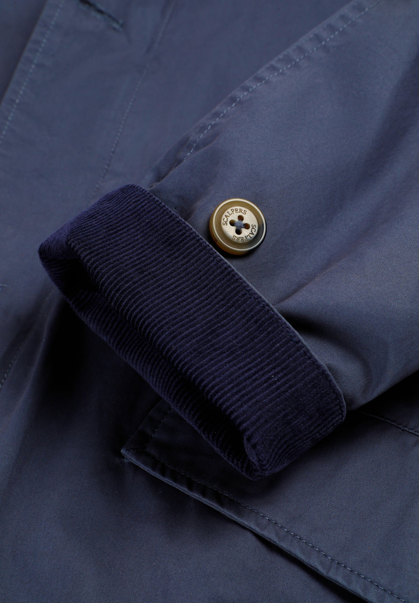 CASACO COM GOLA DE BOMBAZINA