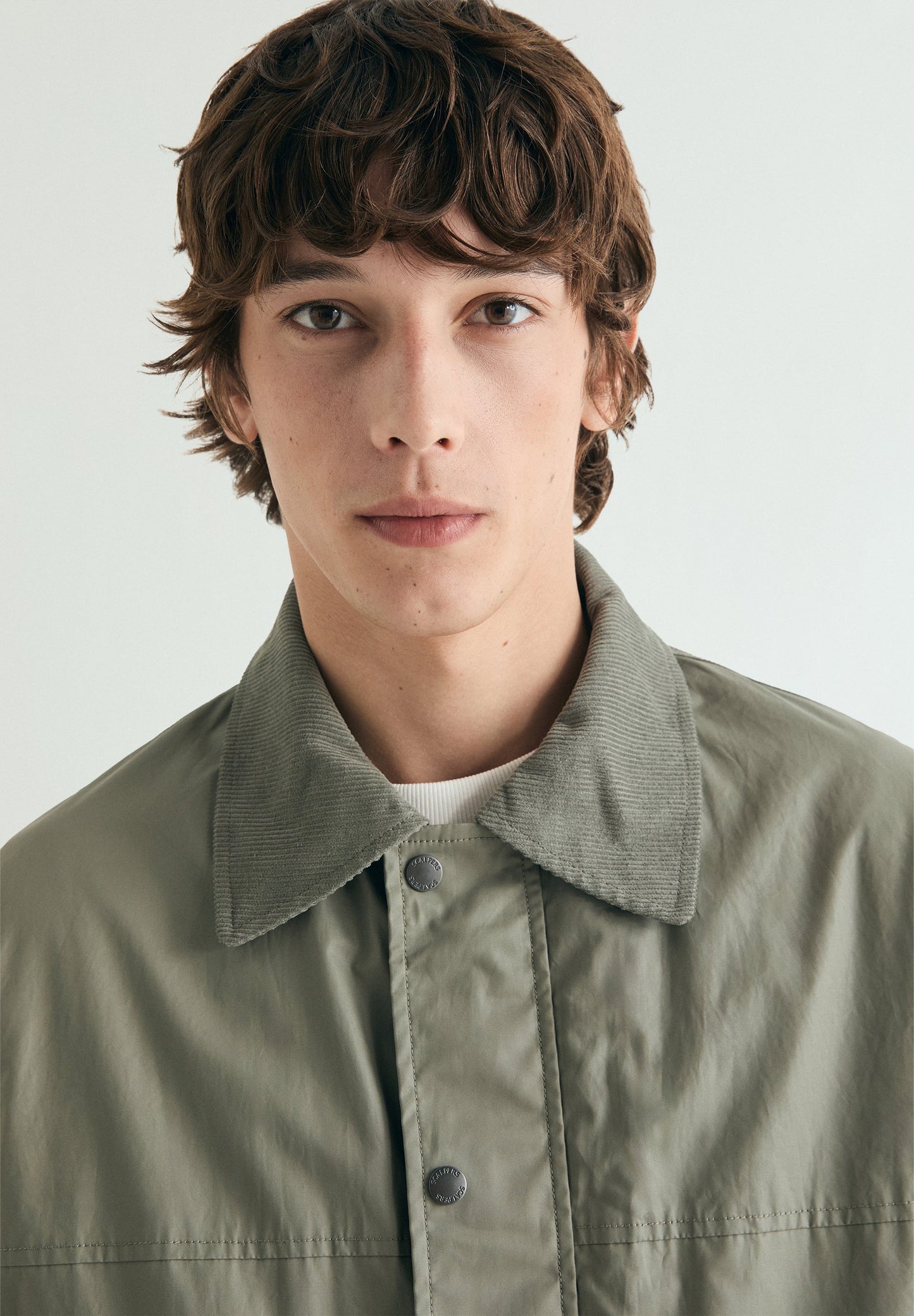 CARDIGAN ENCERADO COM BOTÕES DE PRESSÃO