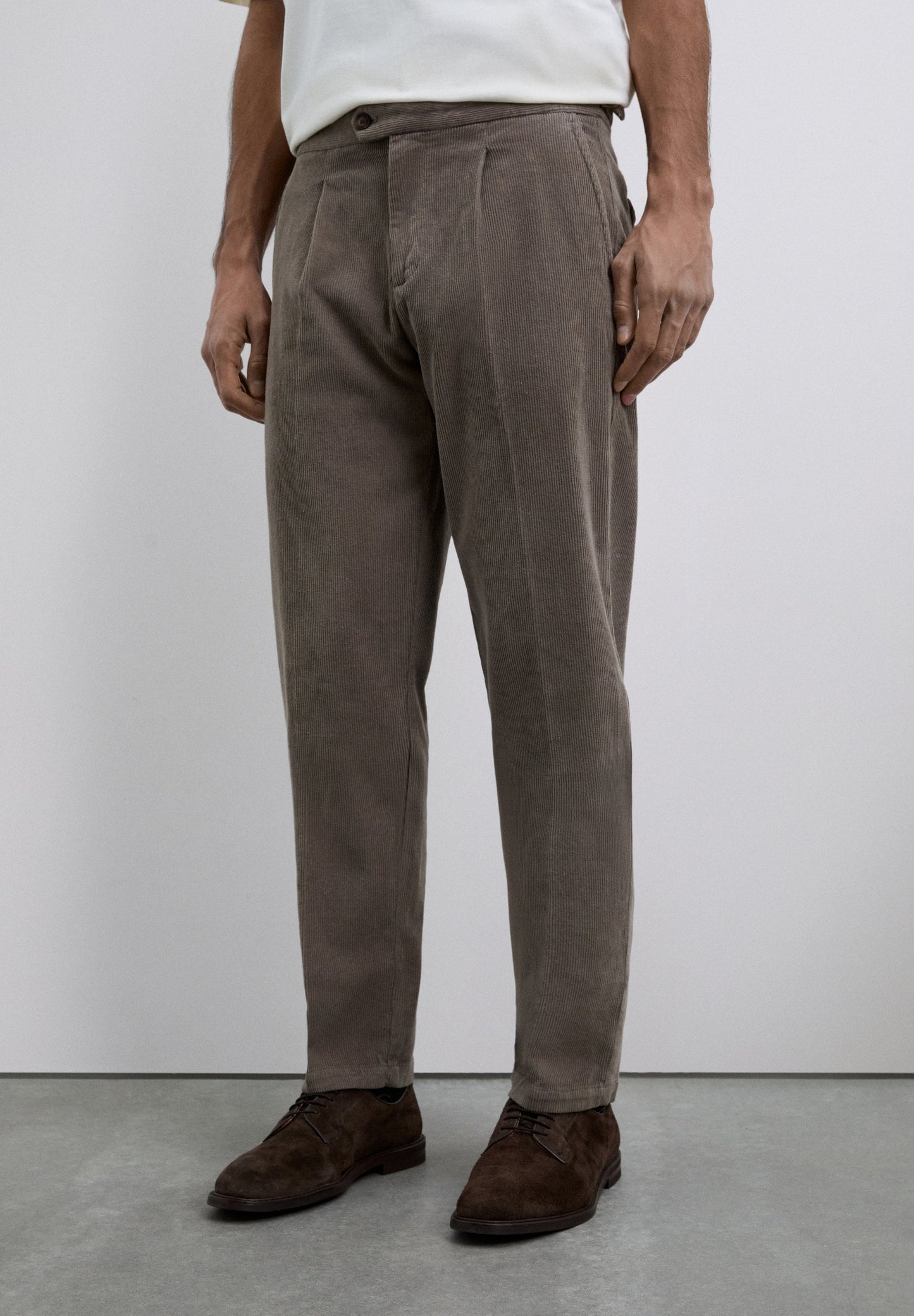 CALÇAS DE BOMBAZINA COM PINÇAS SLIM FIT