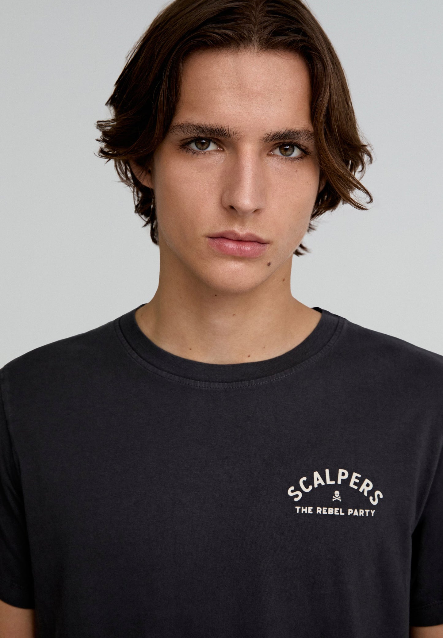 T-SHIRT DESBOTADA COM PADRÃO DE MENSAGEM
