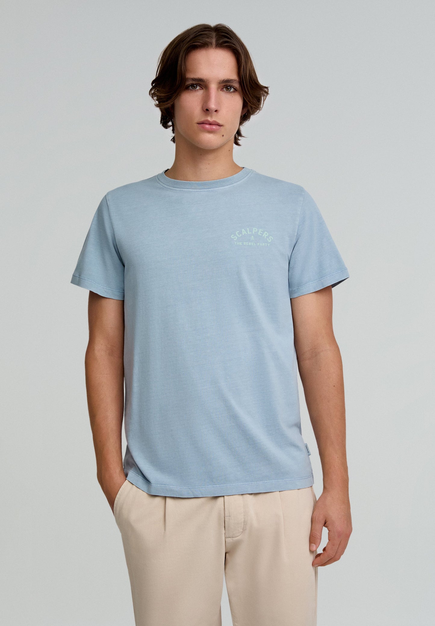 T-SHIRT DESBOTADA COM PADRÃO DE MENSAGEM