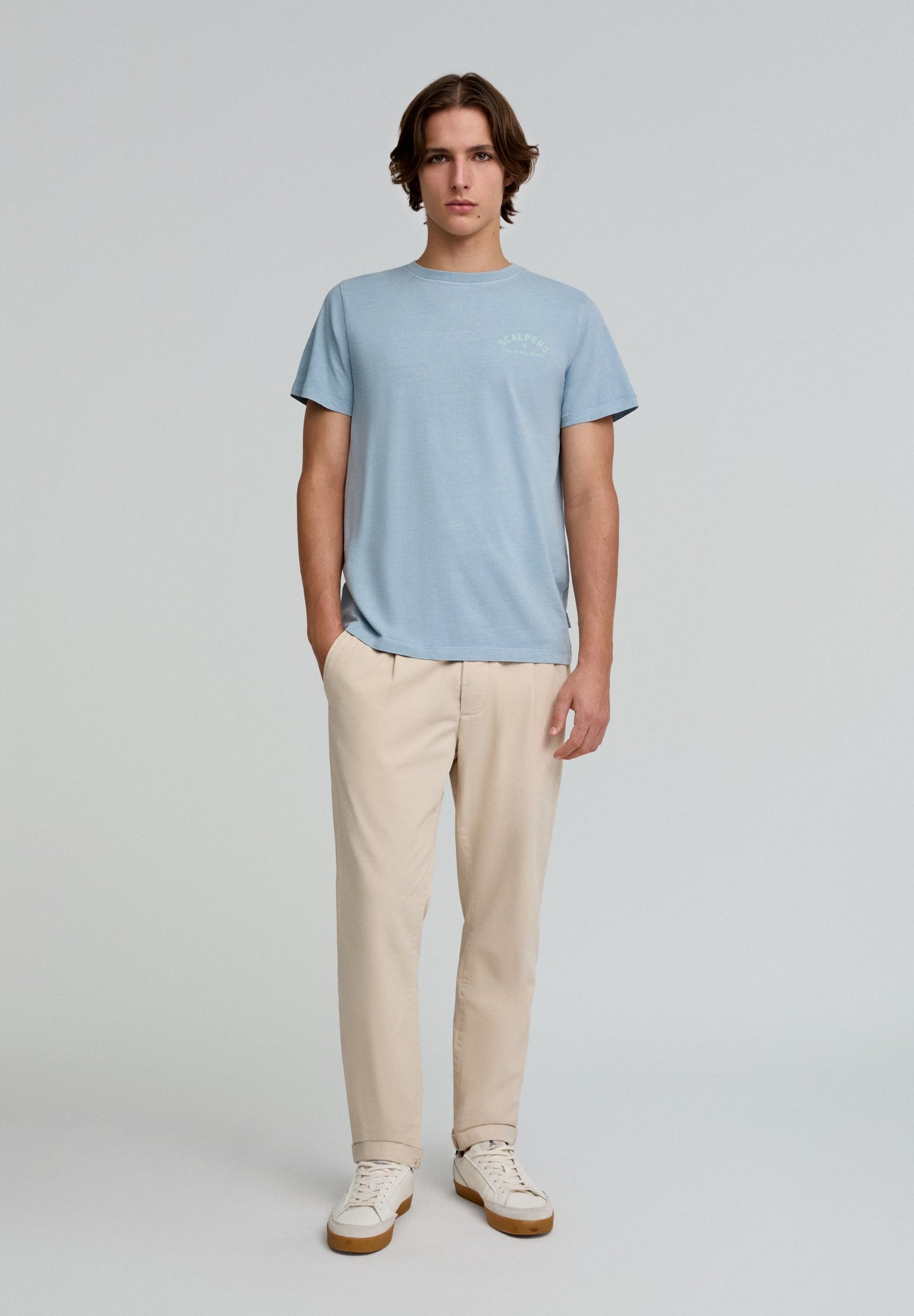 T-SHIRT DESBOTADA COM PADRÃO DE MENSAGEM