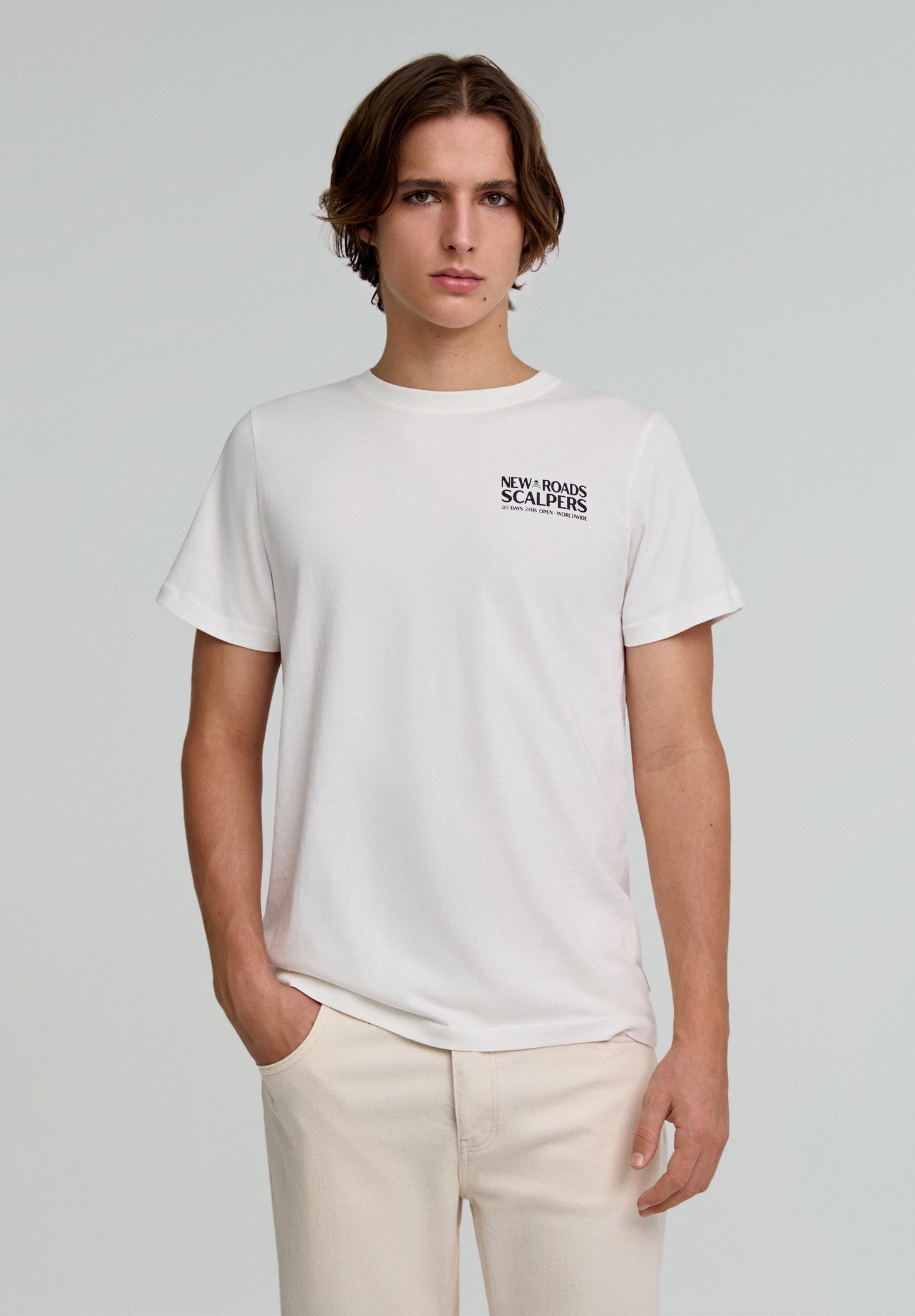 T-SHIRT COM PADRÃO ATRÁS