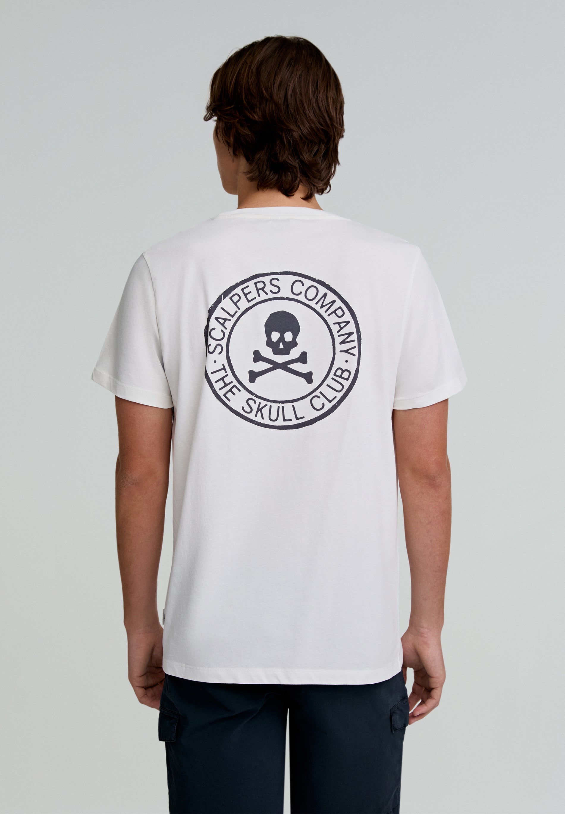 T-SHIRT COM LOGÓTIPO ATRÁS