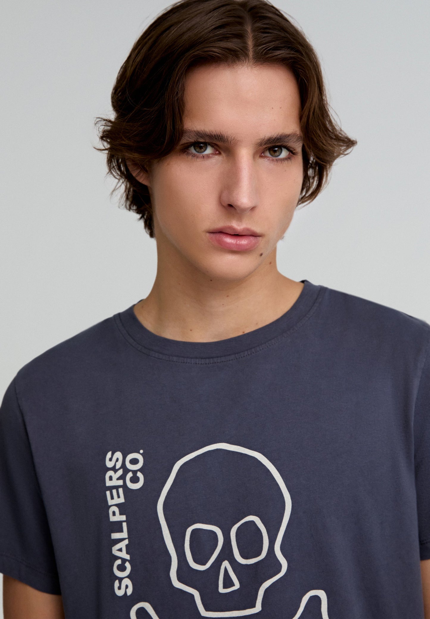 T-SHIRT COM LOGÓTIPO À FRENTE