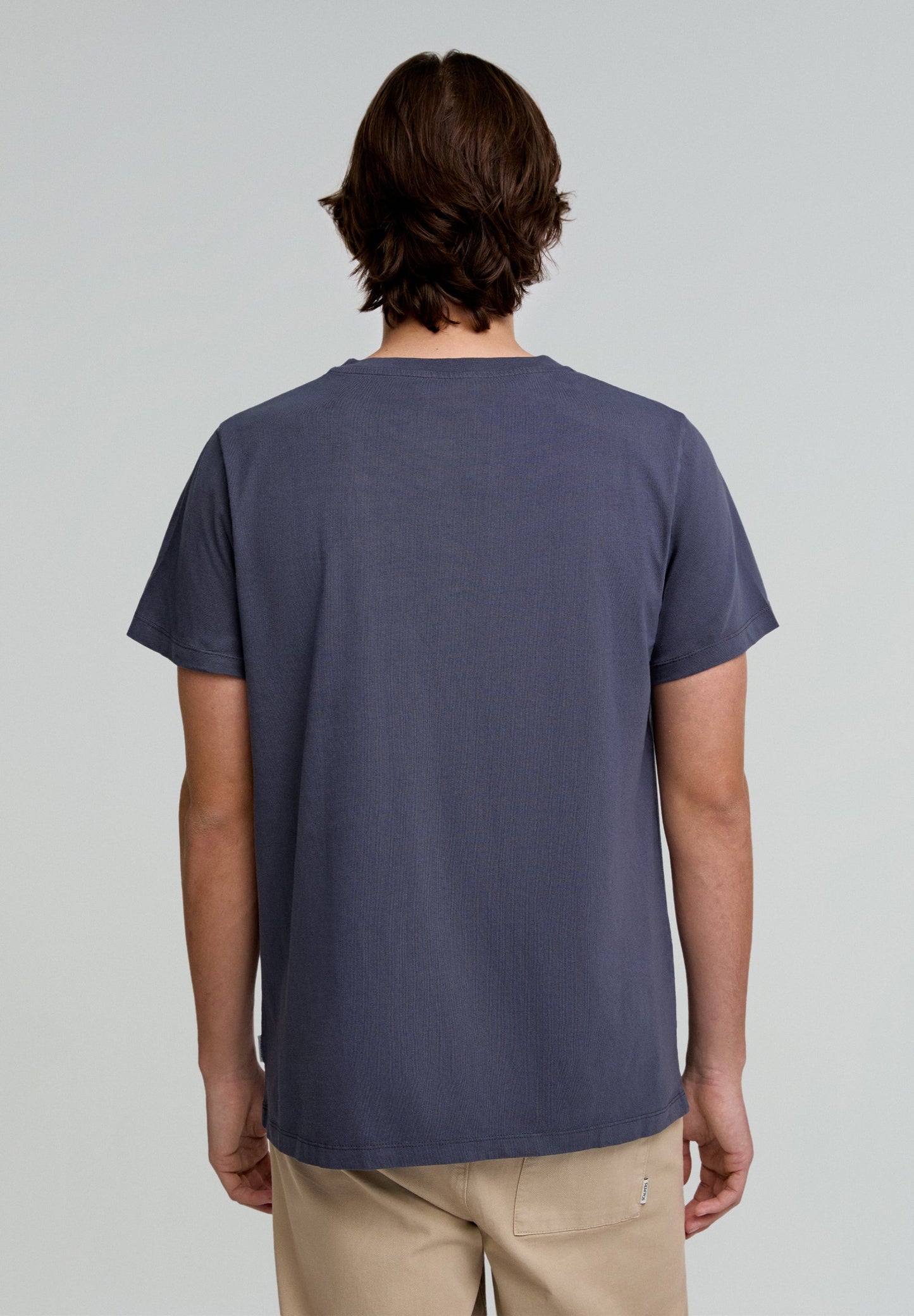 T-SHIRT COM LOGÓTIPO À FRENTE