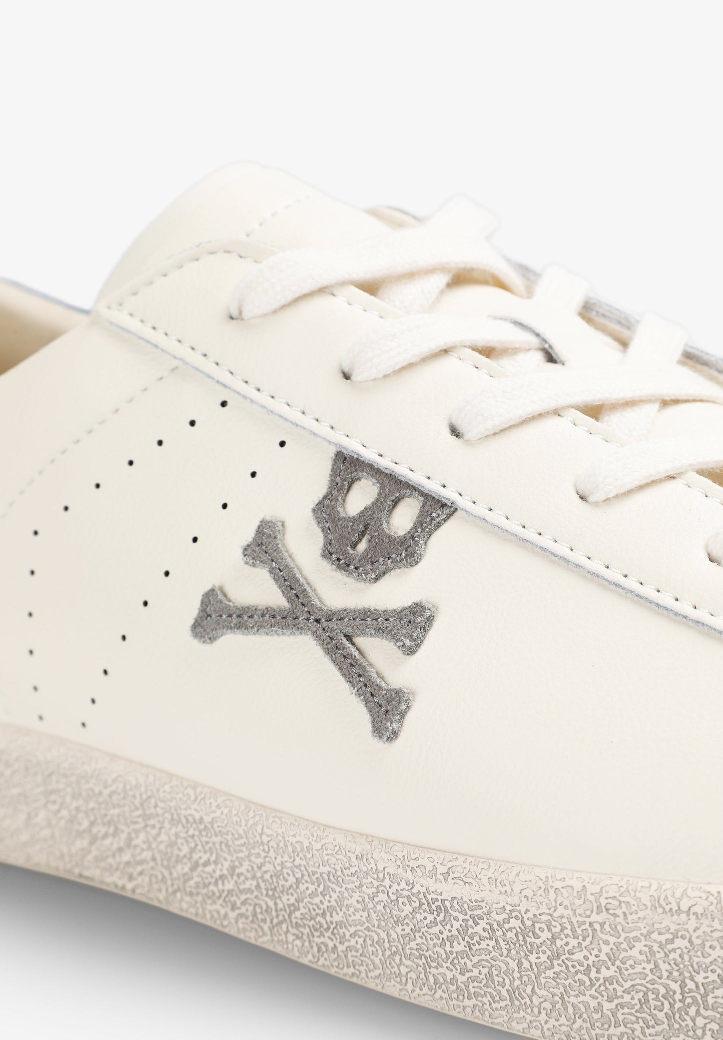 SAPATILHAS COM SKULL E SOLA DE CASCO