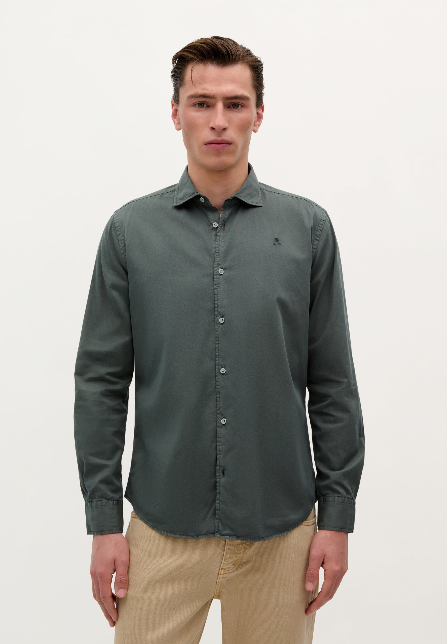 CAMISA COM LOGÓTIPO BORDADO NO TOM