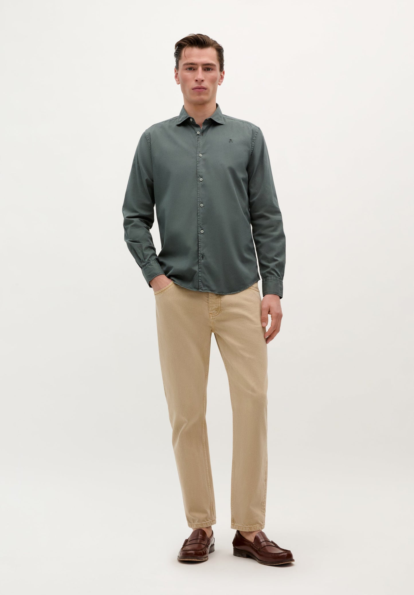 CAMISA COM LOGÓTIPO BORDADO NO TOM