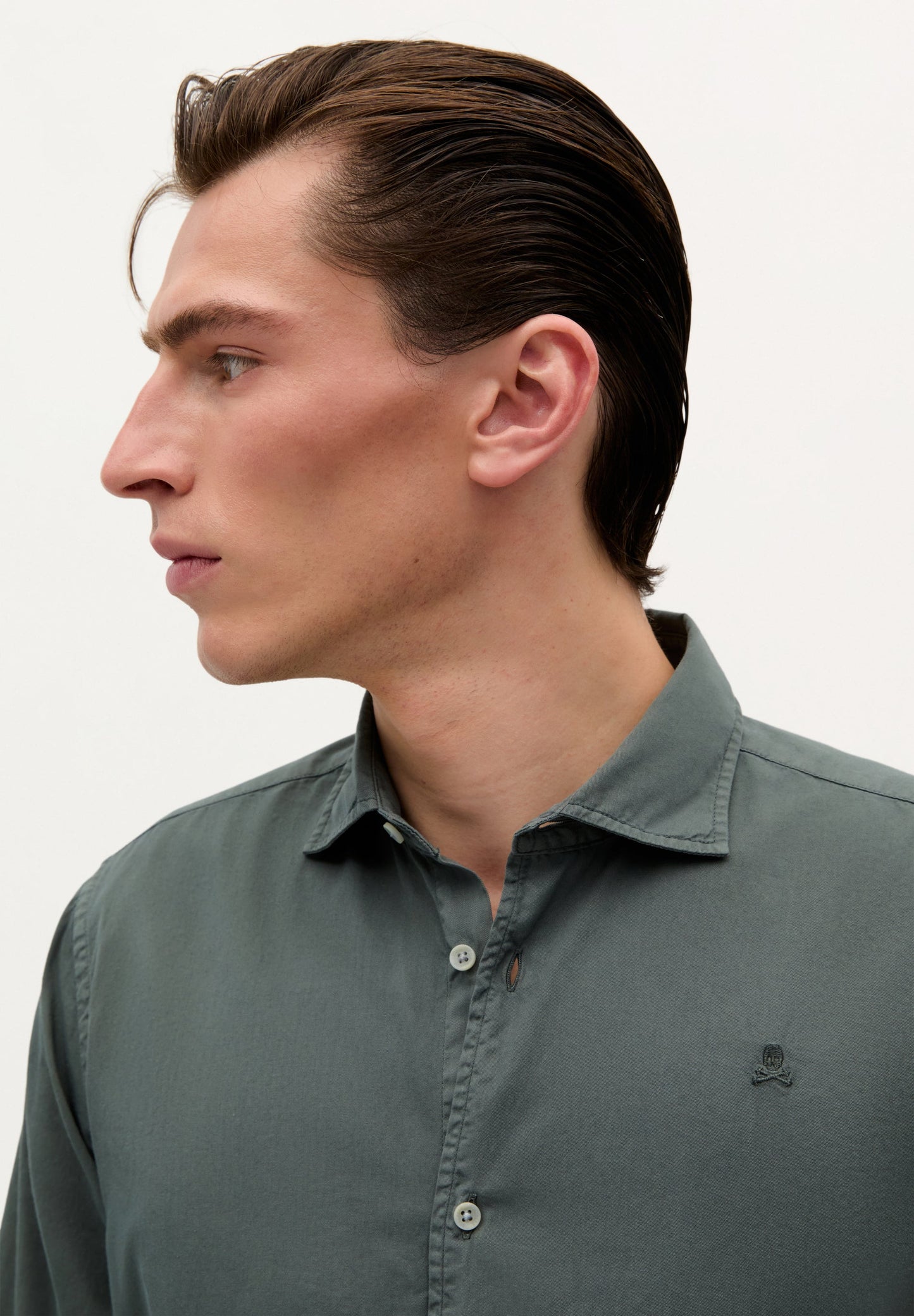 CAMISA COM LOGÓTIPO BORDADO NO TOM