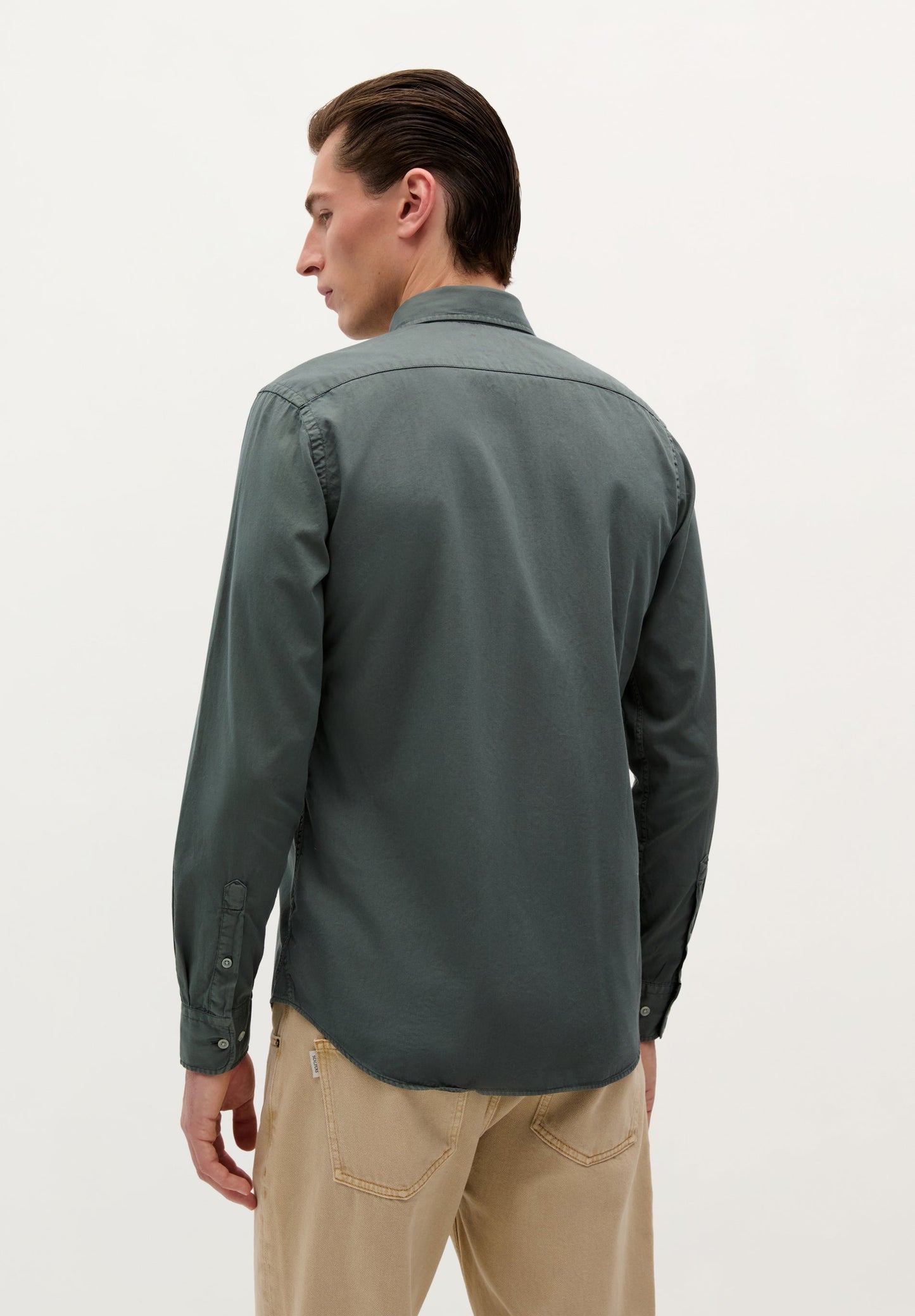 CAMISA COM LOGÓTIPO BORDADO NO TOM