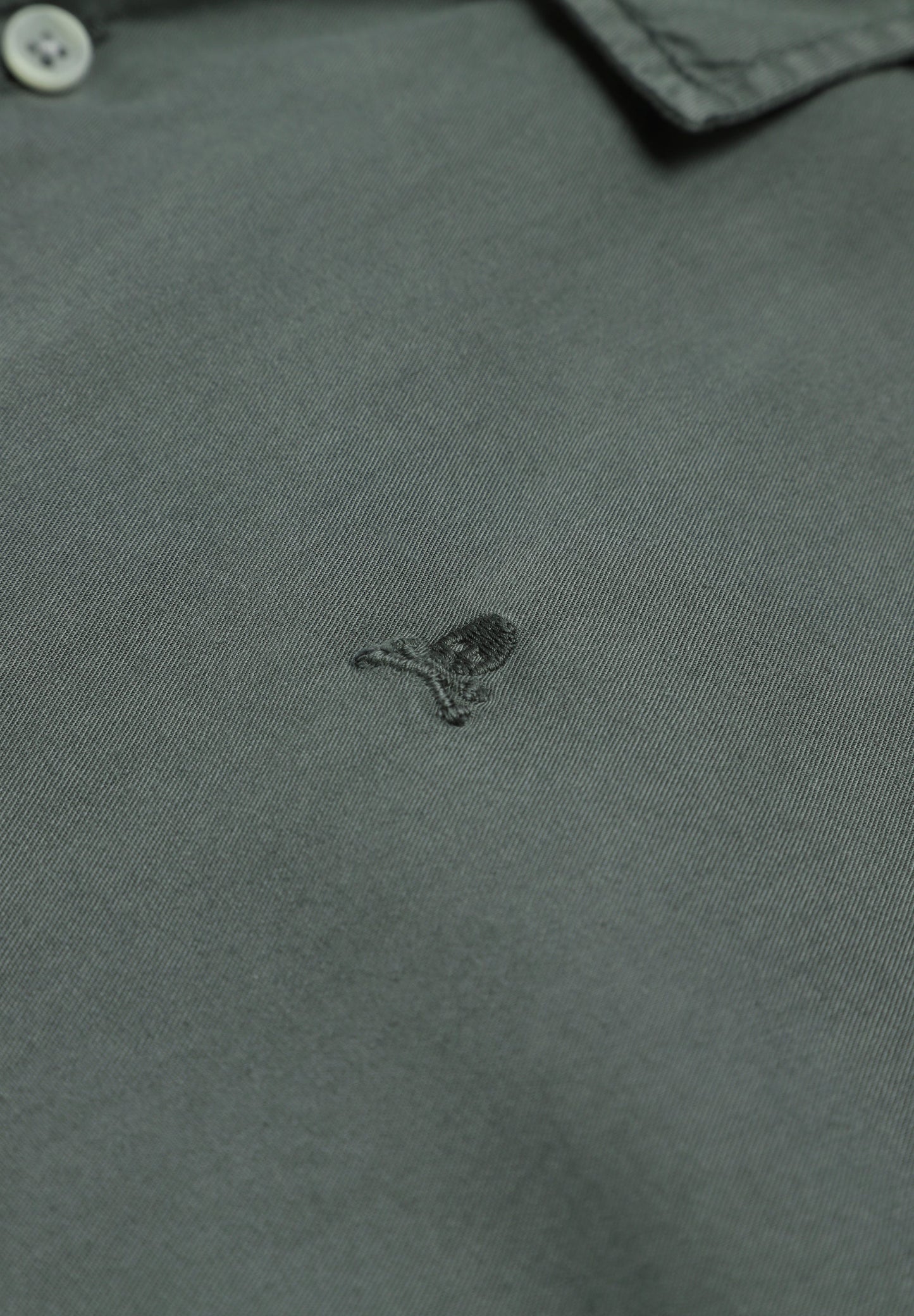 CAMISA COM LOGÓTIPO BORDADO NO TOM