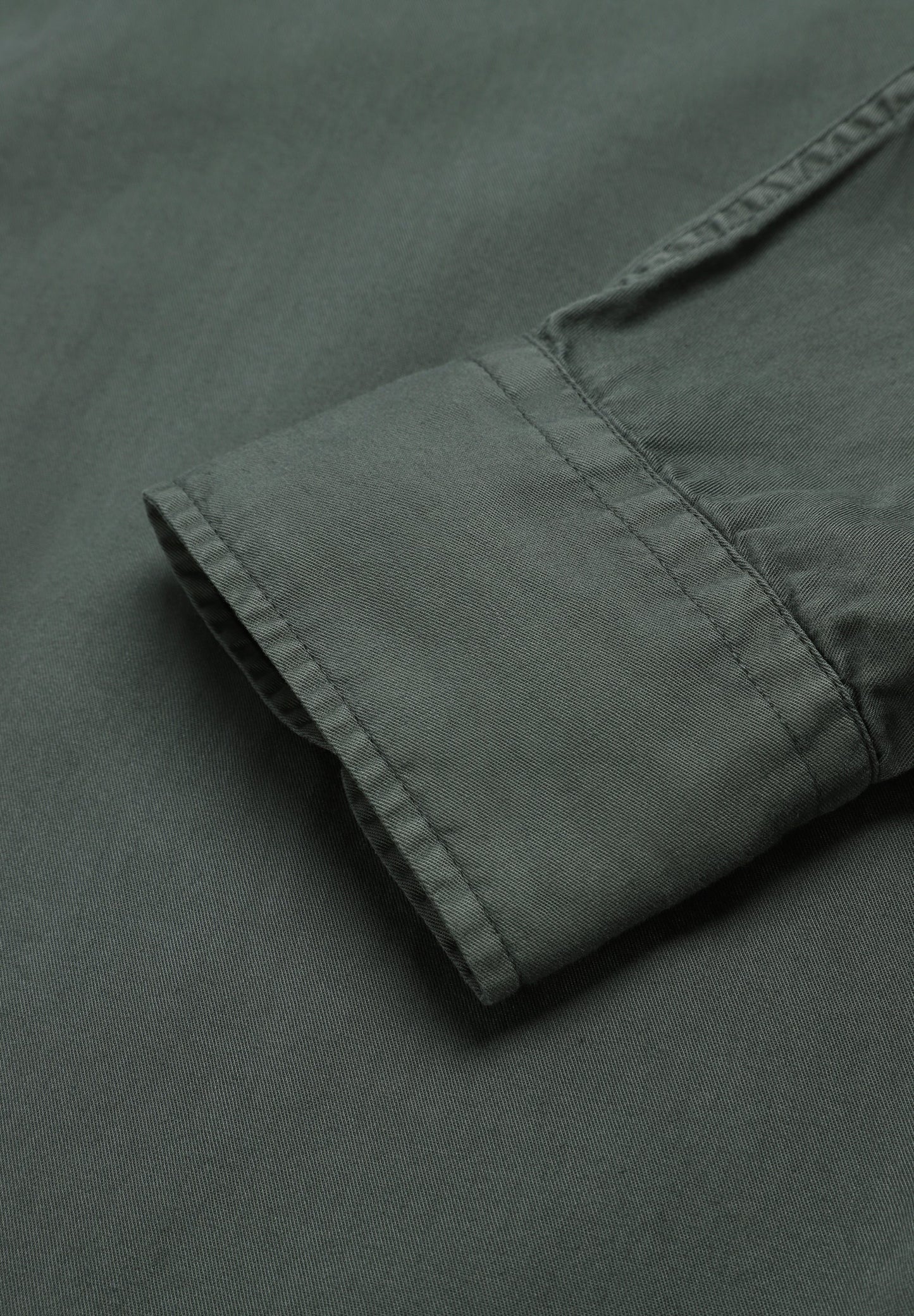 CAMISA COM LOGÓTIPO BORDADO NO TOM