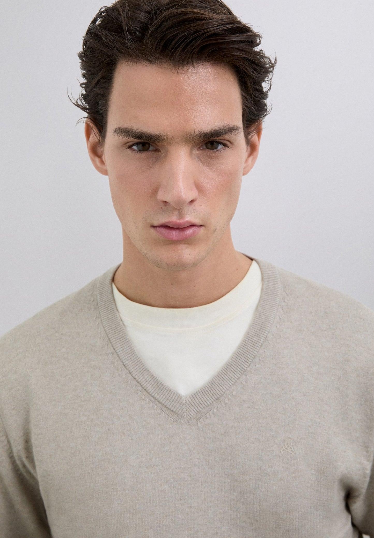 CAMISOLA EM BICO COM LOGÓTIPO