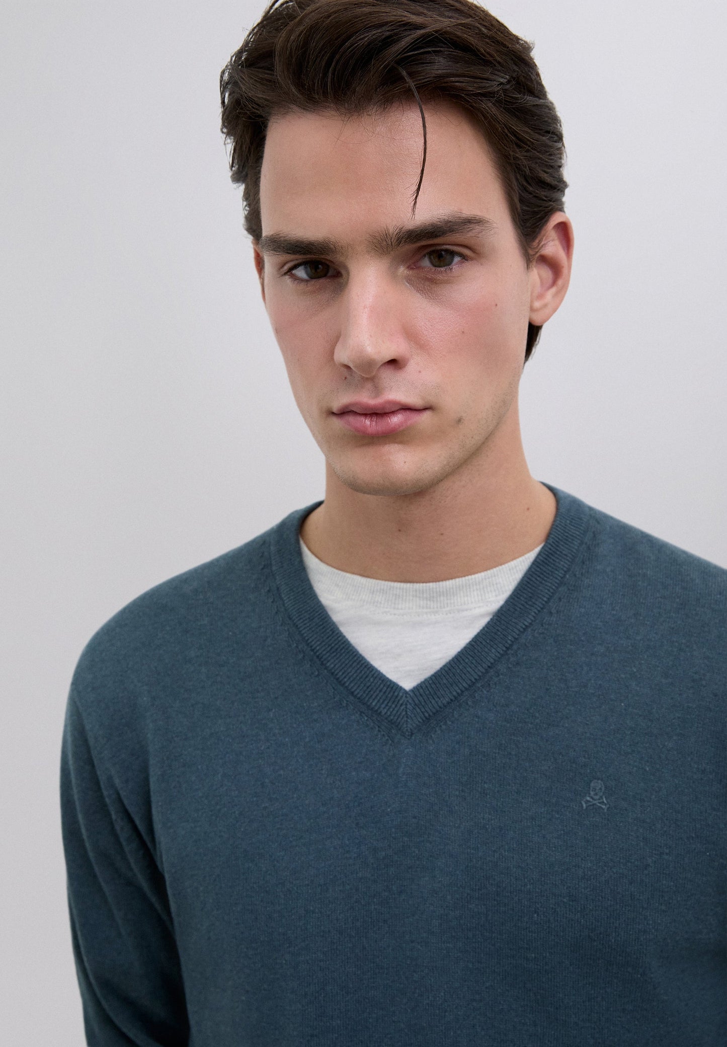 CAMISOLA EM BICO COM LOGÓTIPO