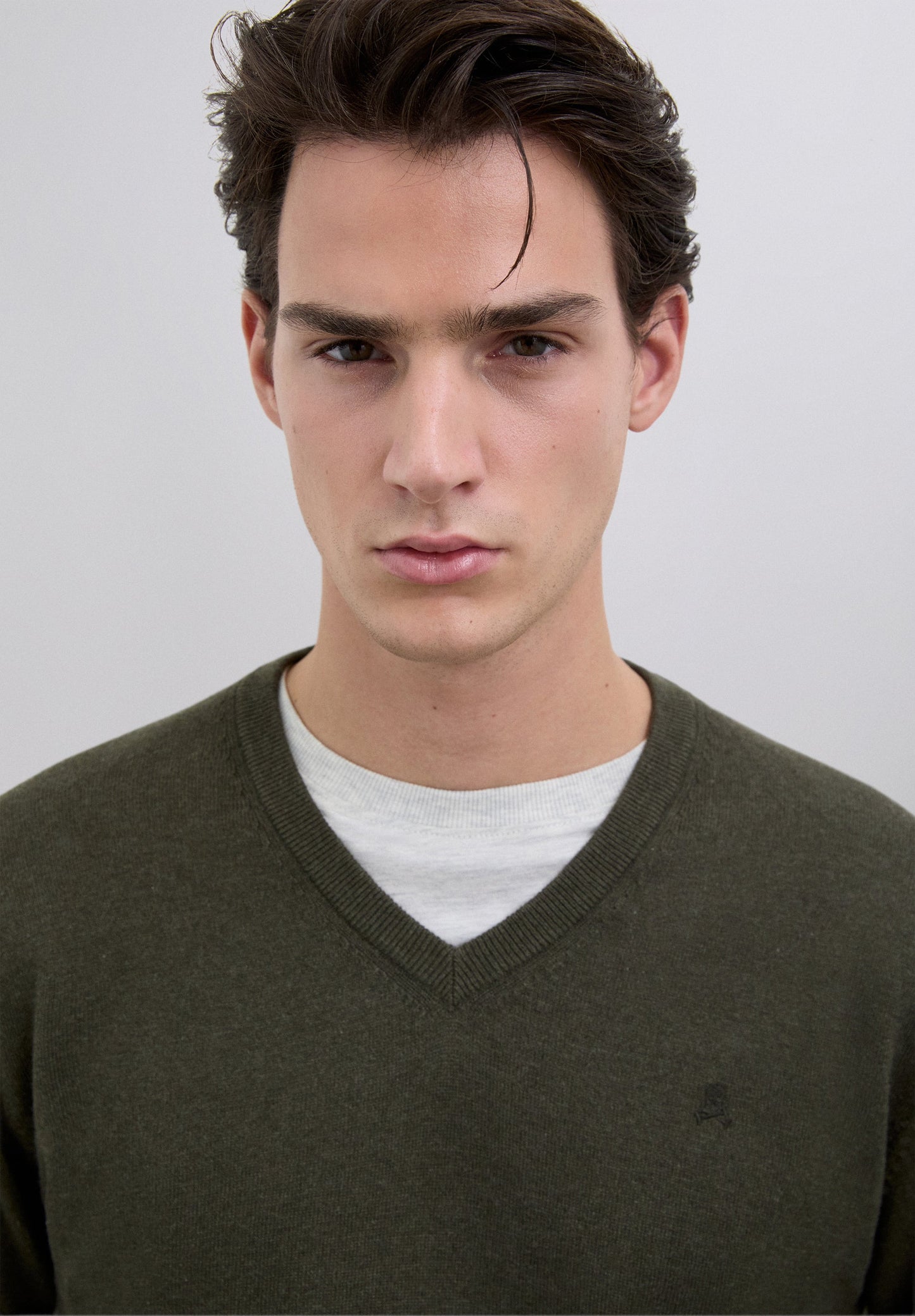 CAMISOLA EM BICO COM LOGÓTIPO