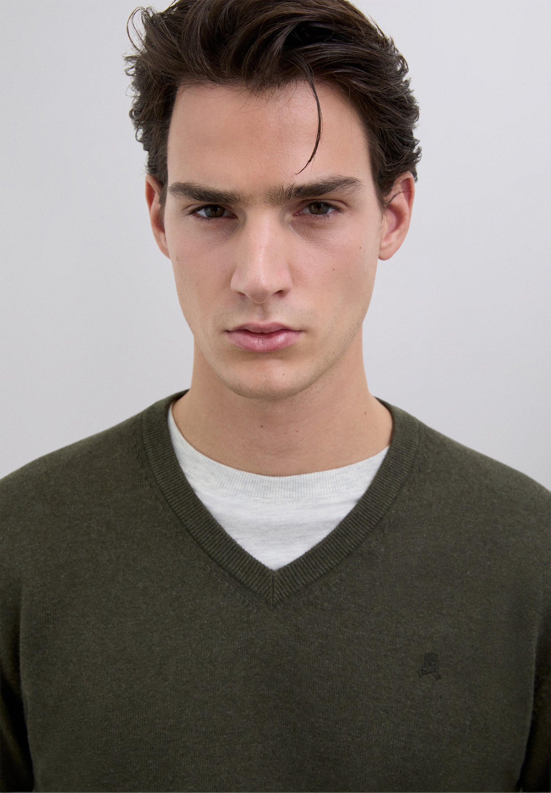 CAMISOLA EM BICO COM LOGÓTIPO