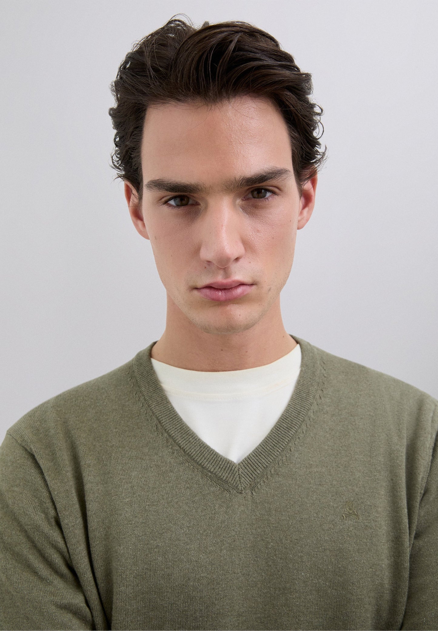 CAMISOLA EM BICO COM LOGÓTIPO