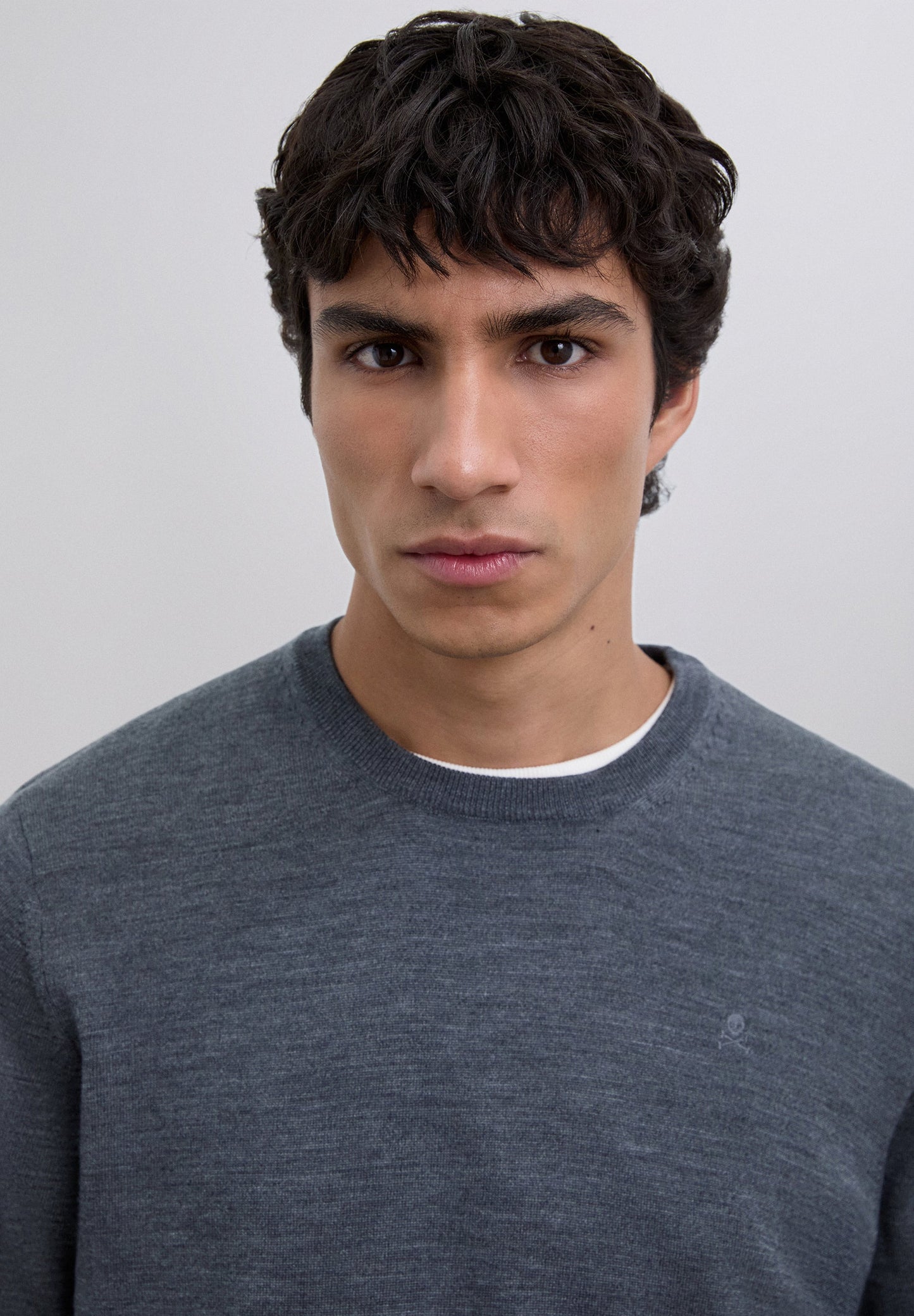 SWEATER DE LÃ COM SKULL BORDADA