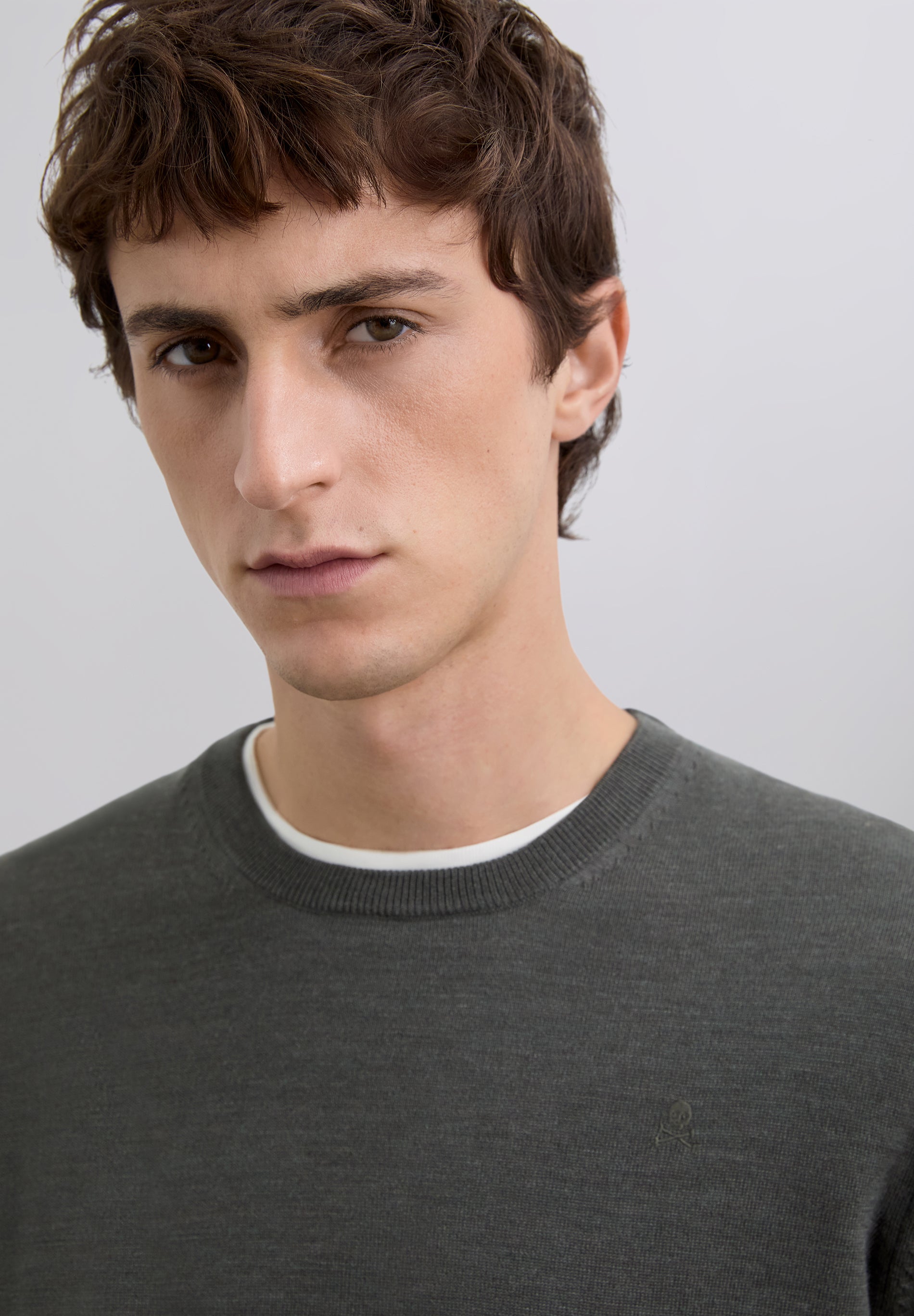 SWEATER DE LÃ COM SKULL BORDADA