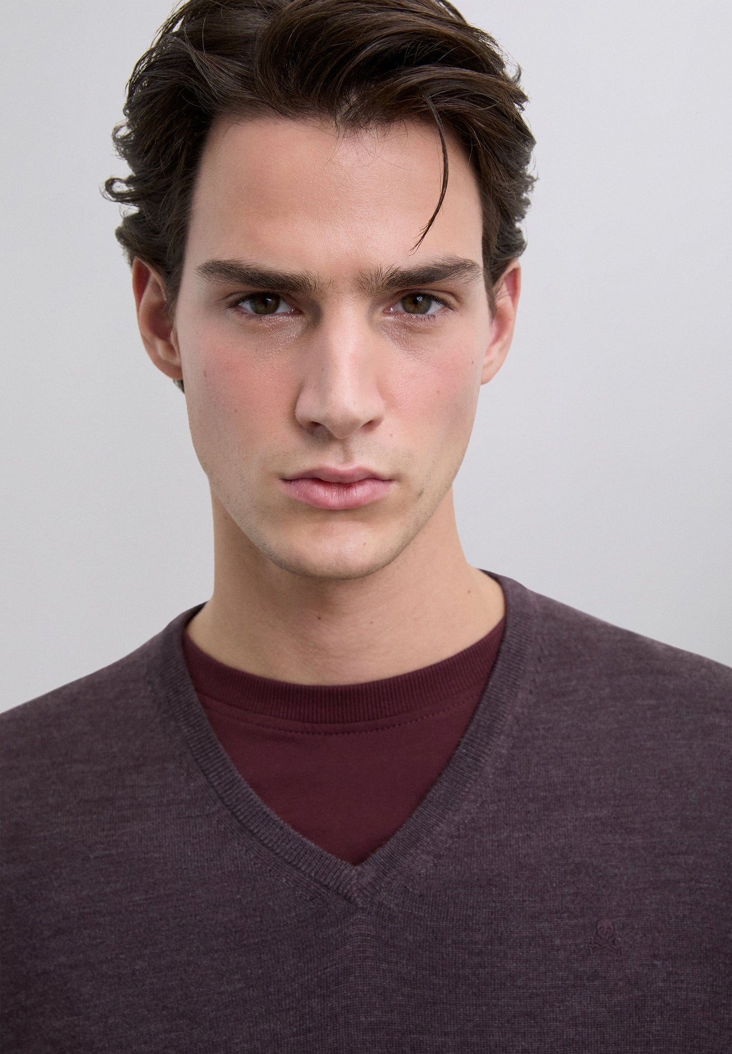 SWEATER DE LÃ COM DECOTE EM V E SKULL