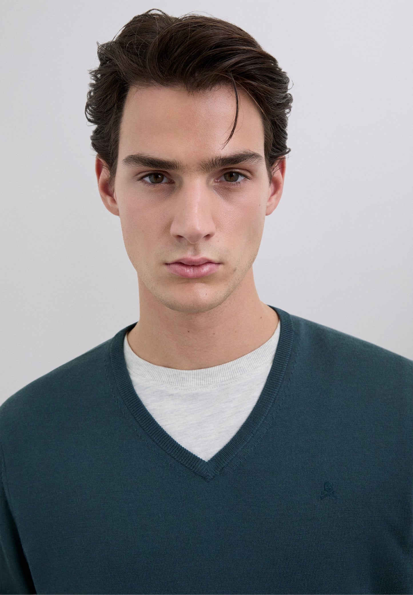 SWEATER DE LÃ COM DECOTE EM V E SKULL