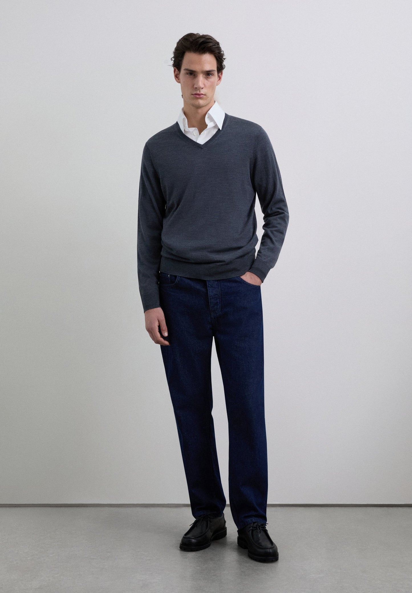 SWEATER DE LÃ COM DECOTE EM V E SKULL