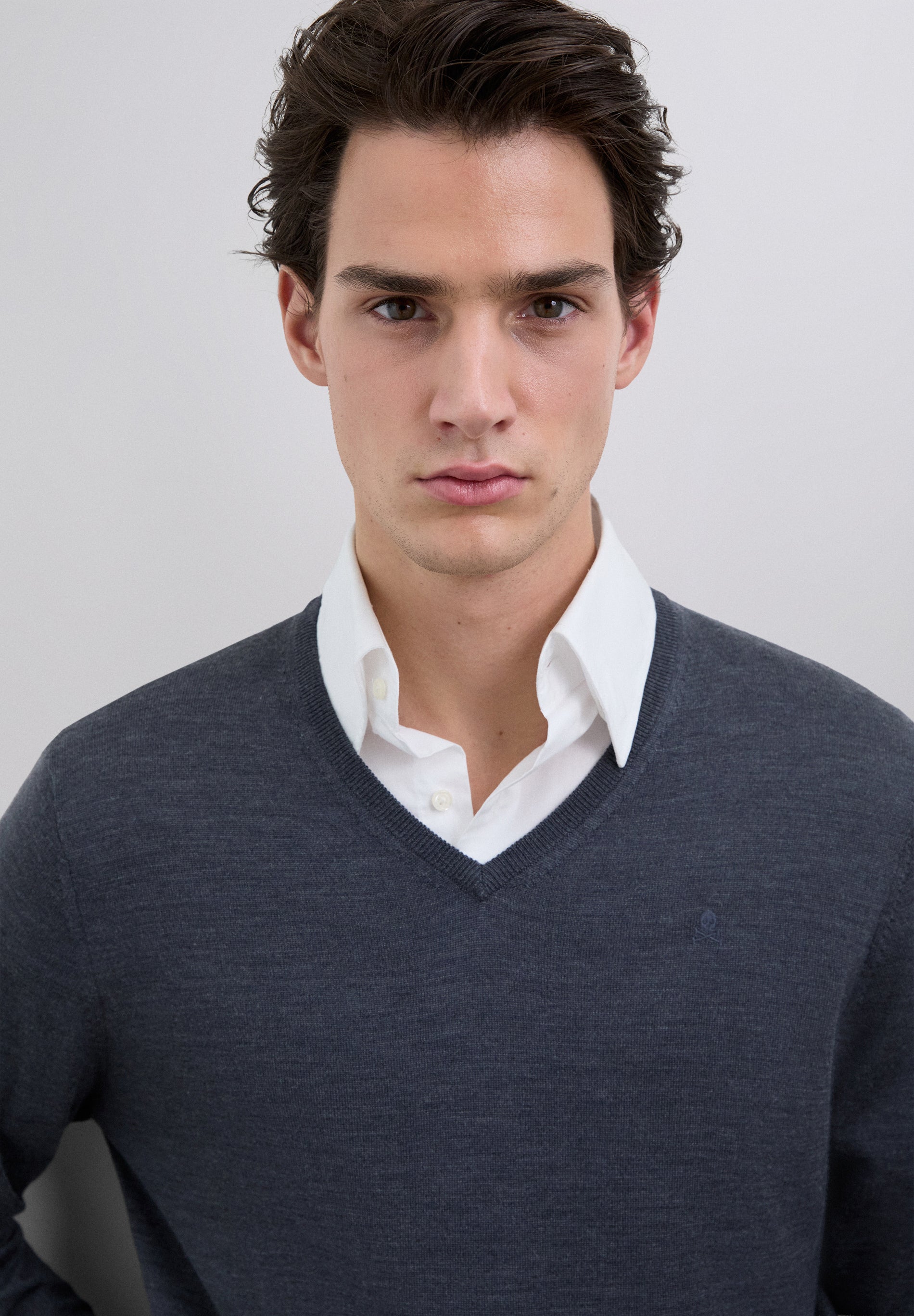 SWEATER DE LÃ COM DECOTE EM V E SKULL