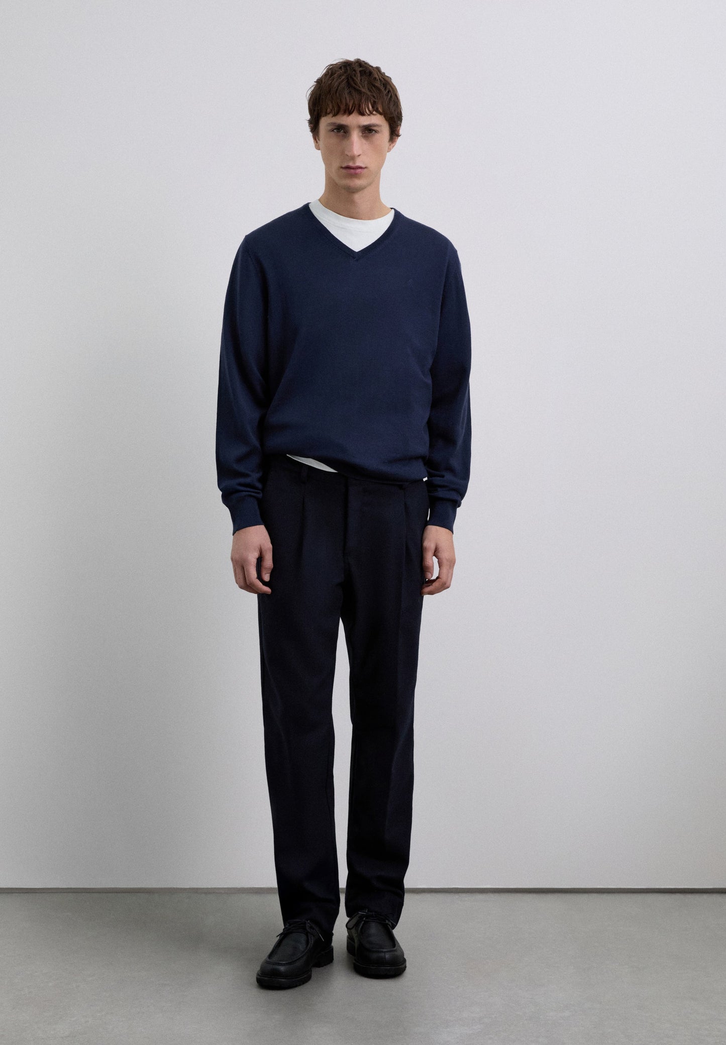 SWEATER DE LÃ COM DECOTE EM V E SKULL