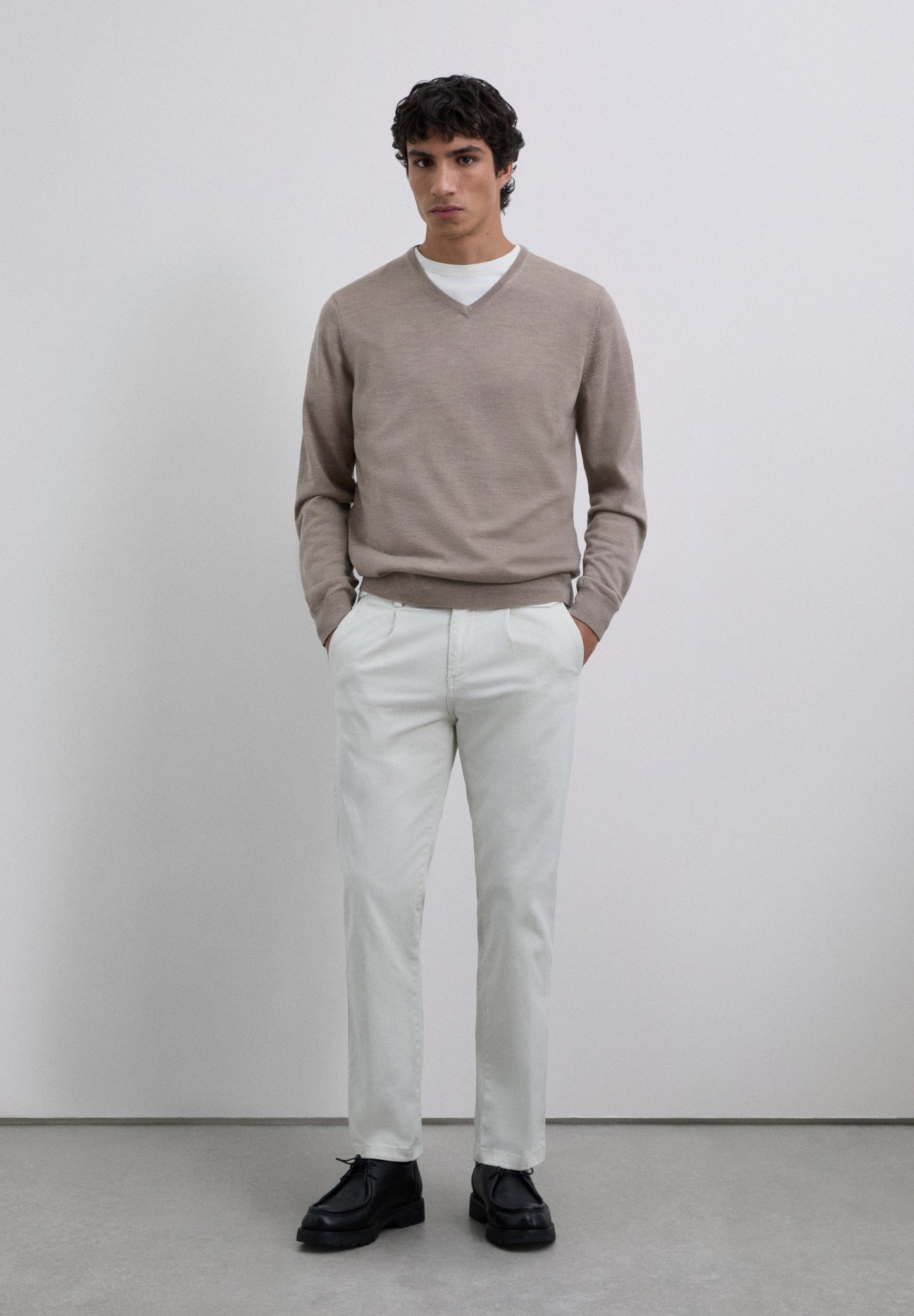 SWEATER DE LÃ COM DECOTE EM V E SKULL