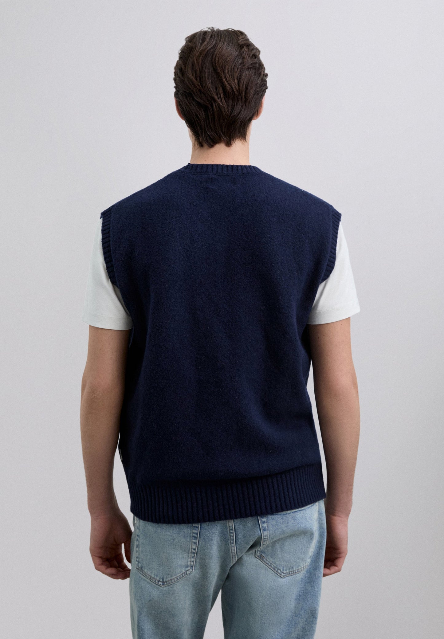 COLETE DE LÃ COM DECOTE EM BICO