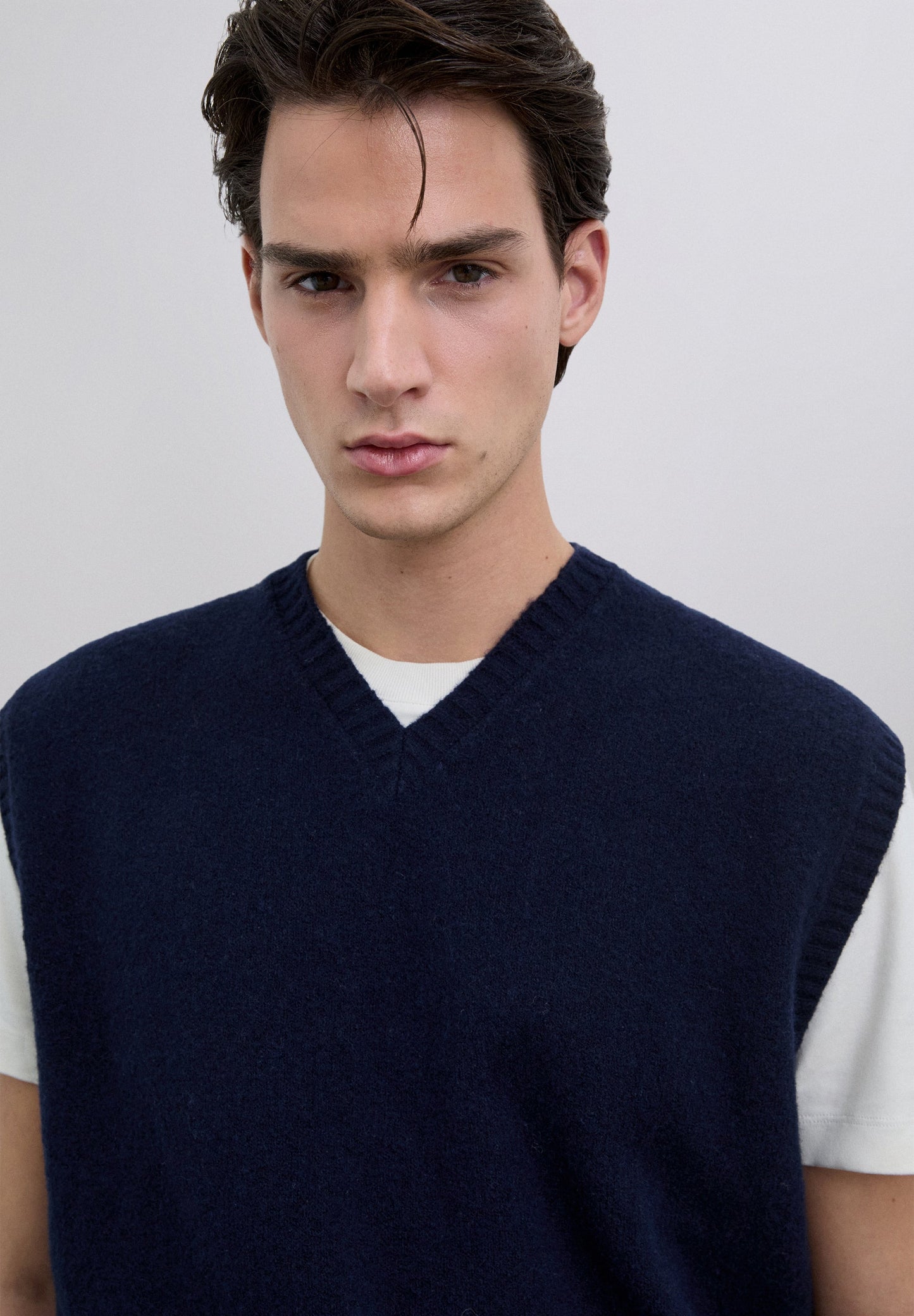 COLETE DE LÃ COM DECOTE EM BICO