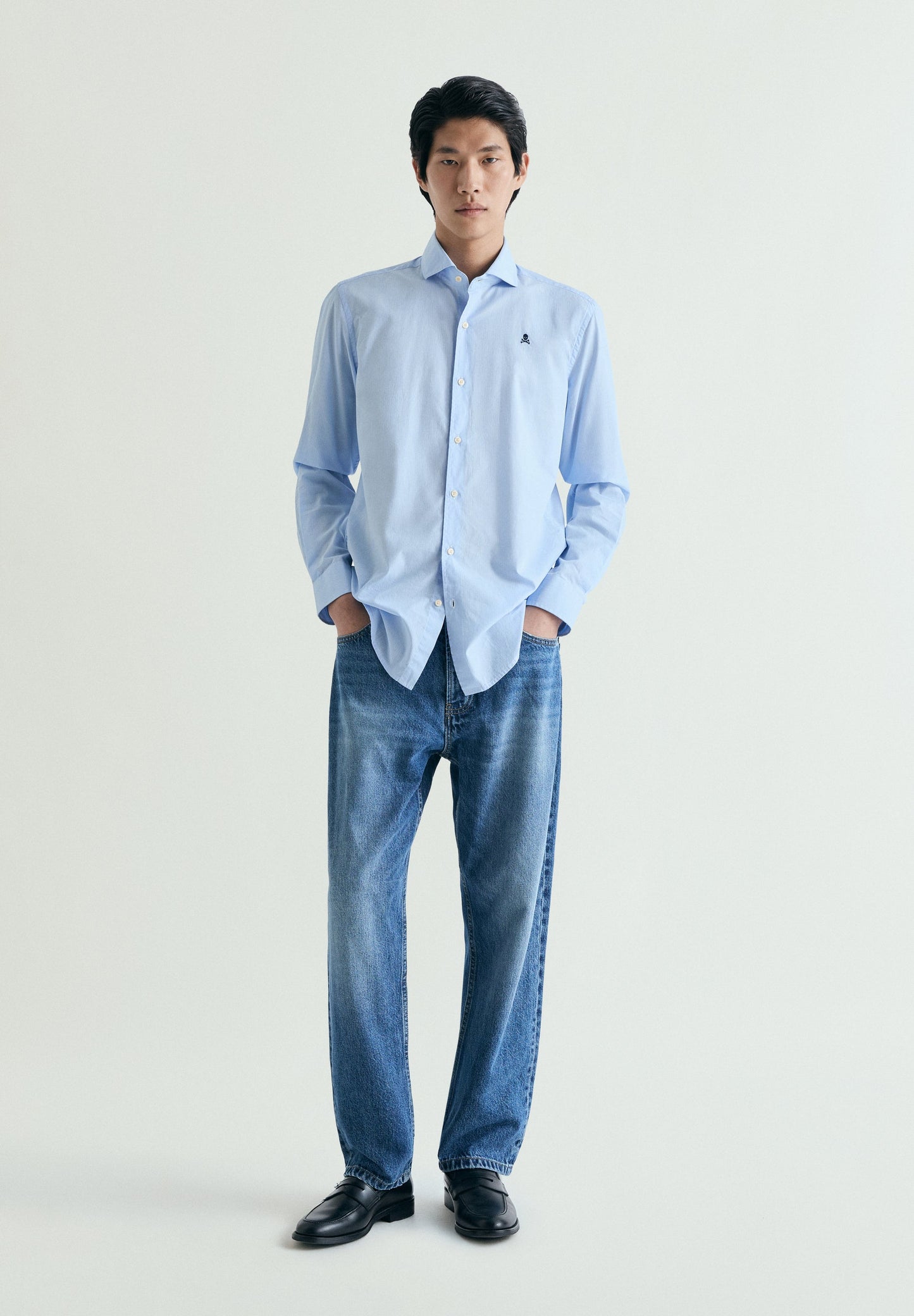 CAMISA ÀS RISCAS COM BORDADO EM CONTRASTE