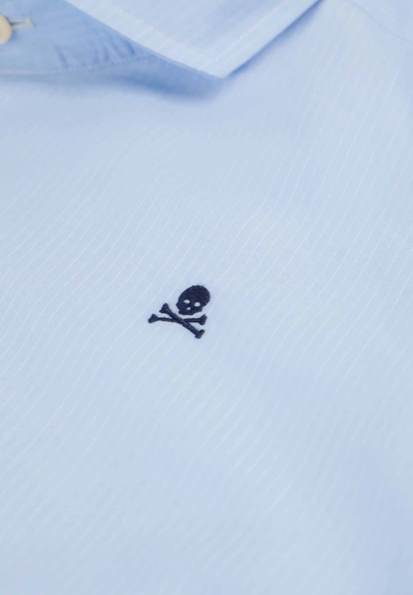 CAMISA ÀS RISCAS COM BORDADO EM CONTRASTE