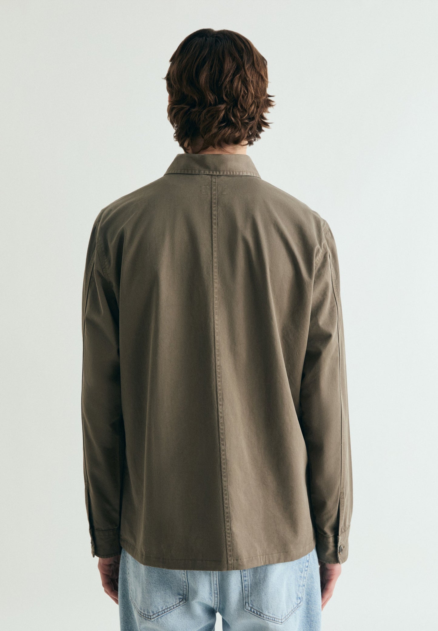 CAMISA COMPRIDA COM BOLSOS ABOTOADA