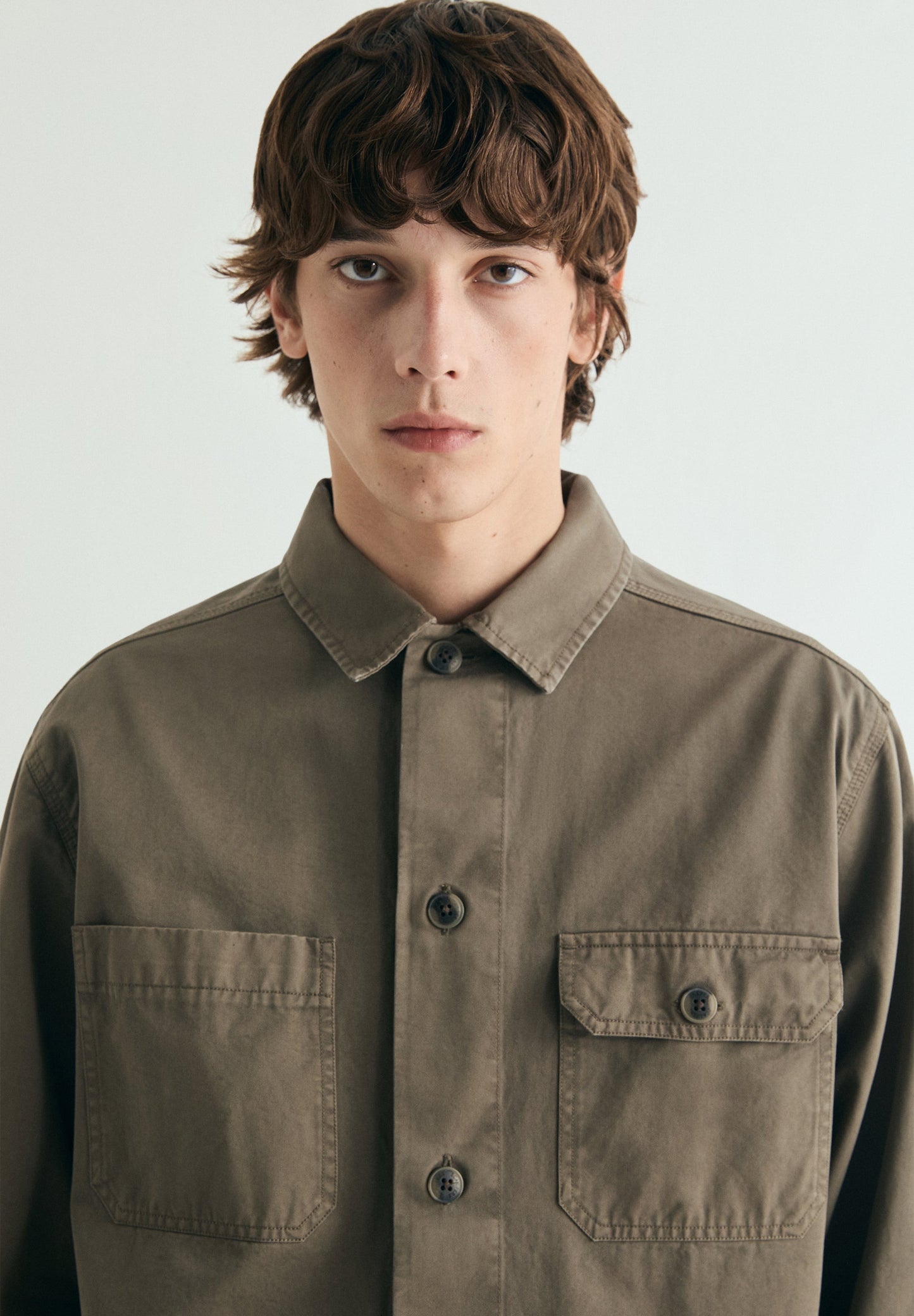 CAMISA COMPRIDA COM BOLSOS ABOTOADA