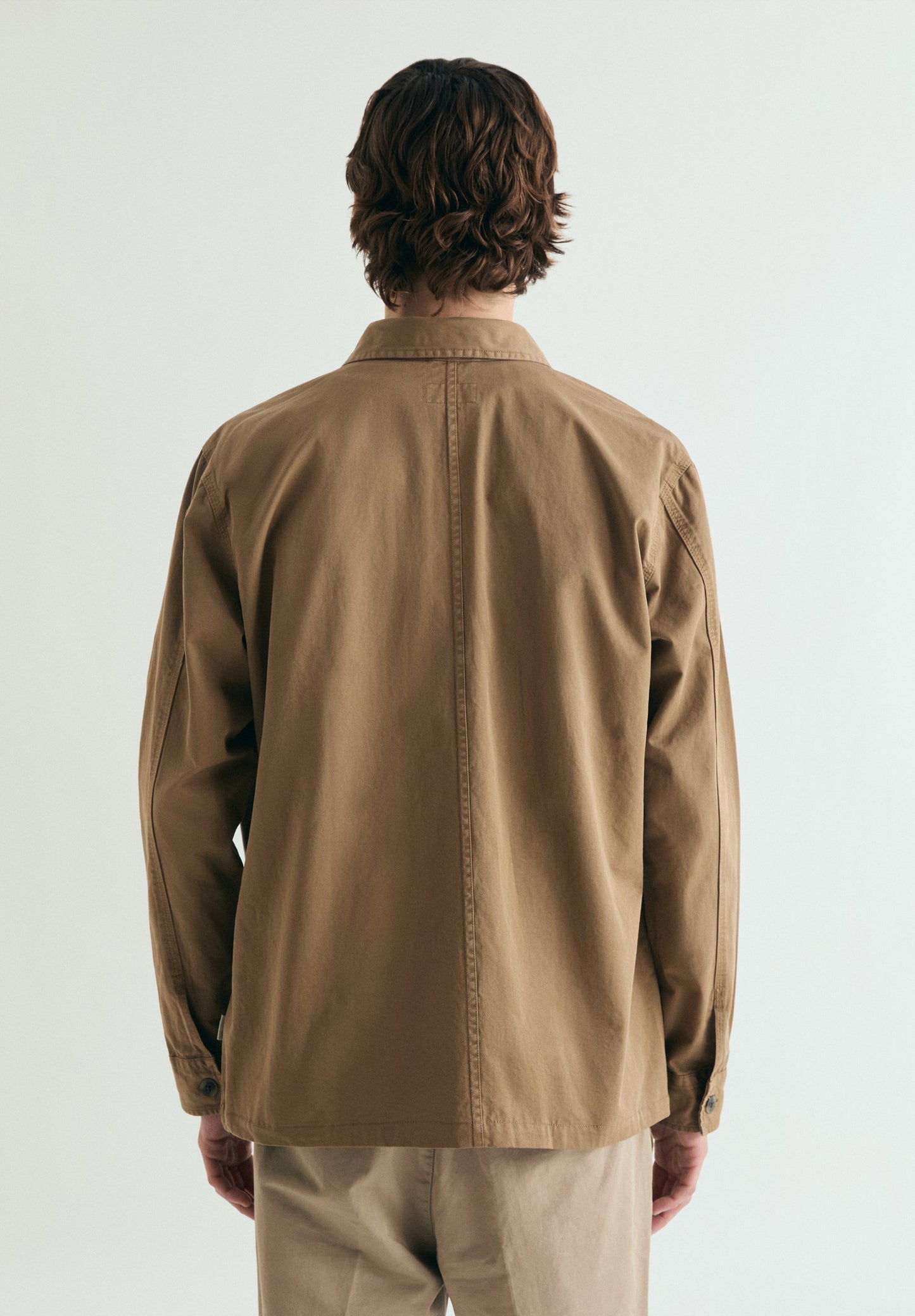 CAMISA COMPRIDA COM BOLSOS ABOTOADA