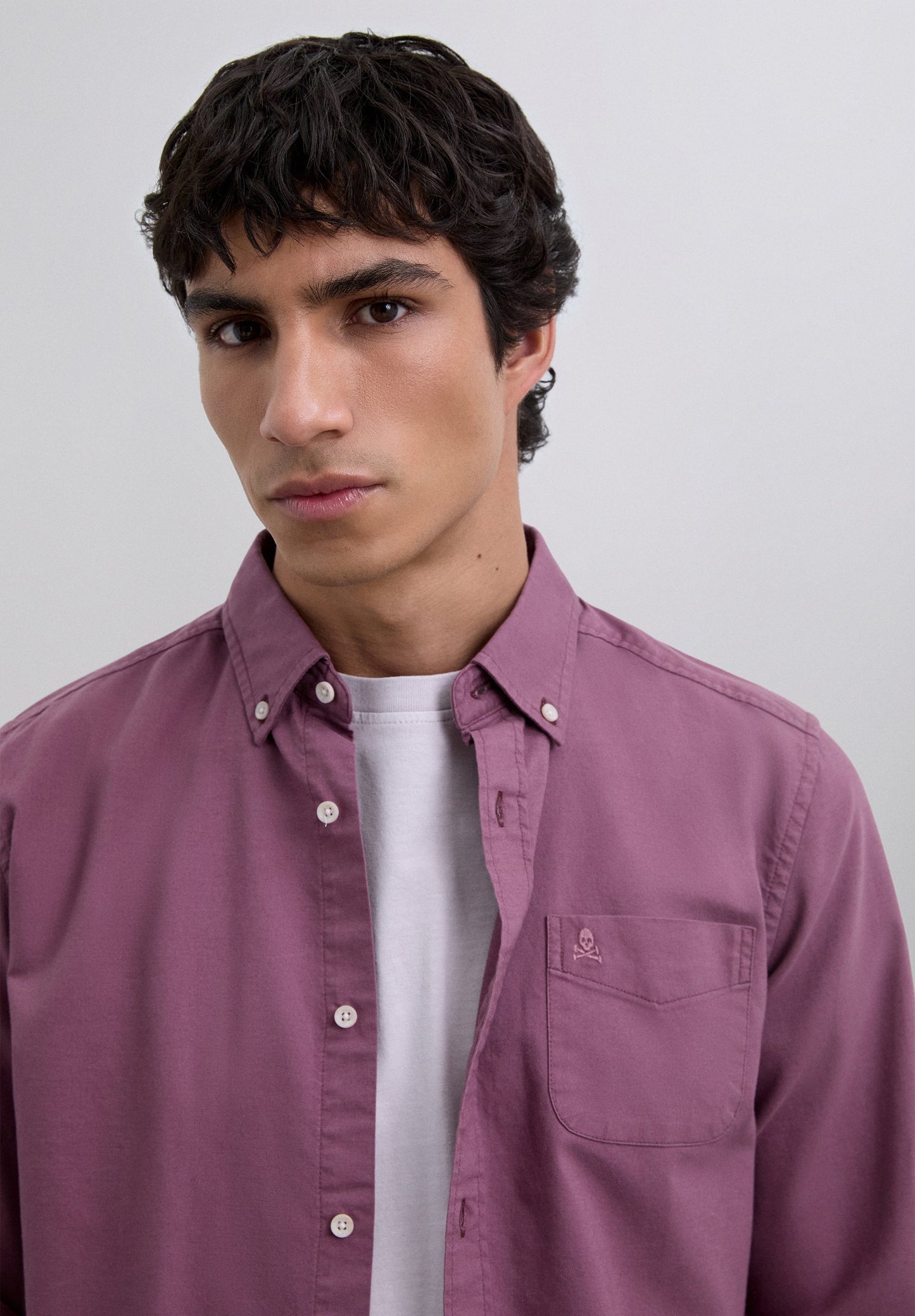 CAMISA OXFORD COM BOLSO SKULL