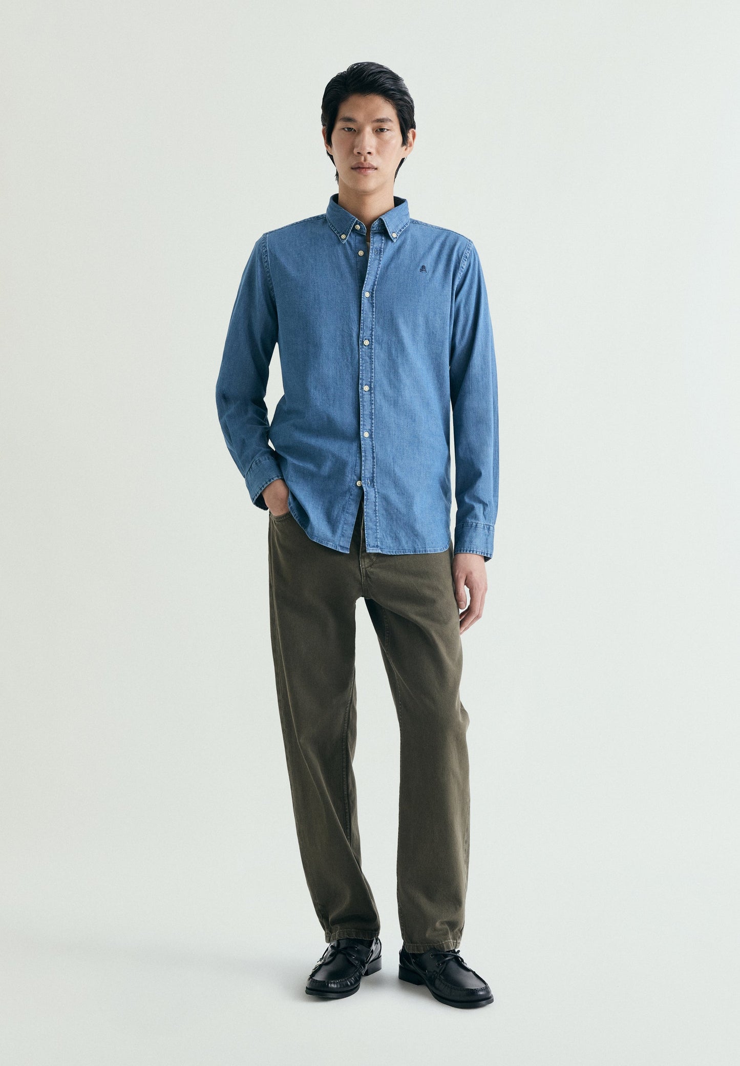 CAMISA DENIM BORDADA EM CONTRASTE