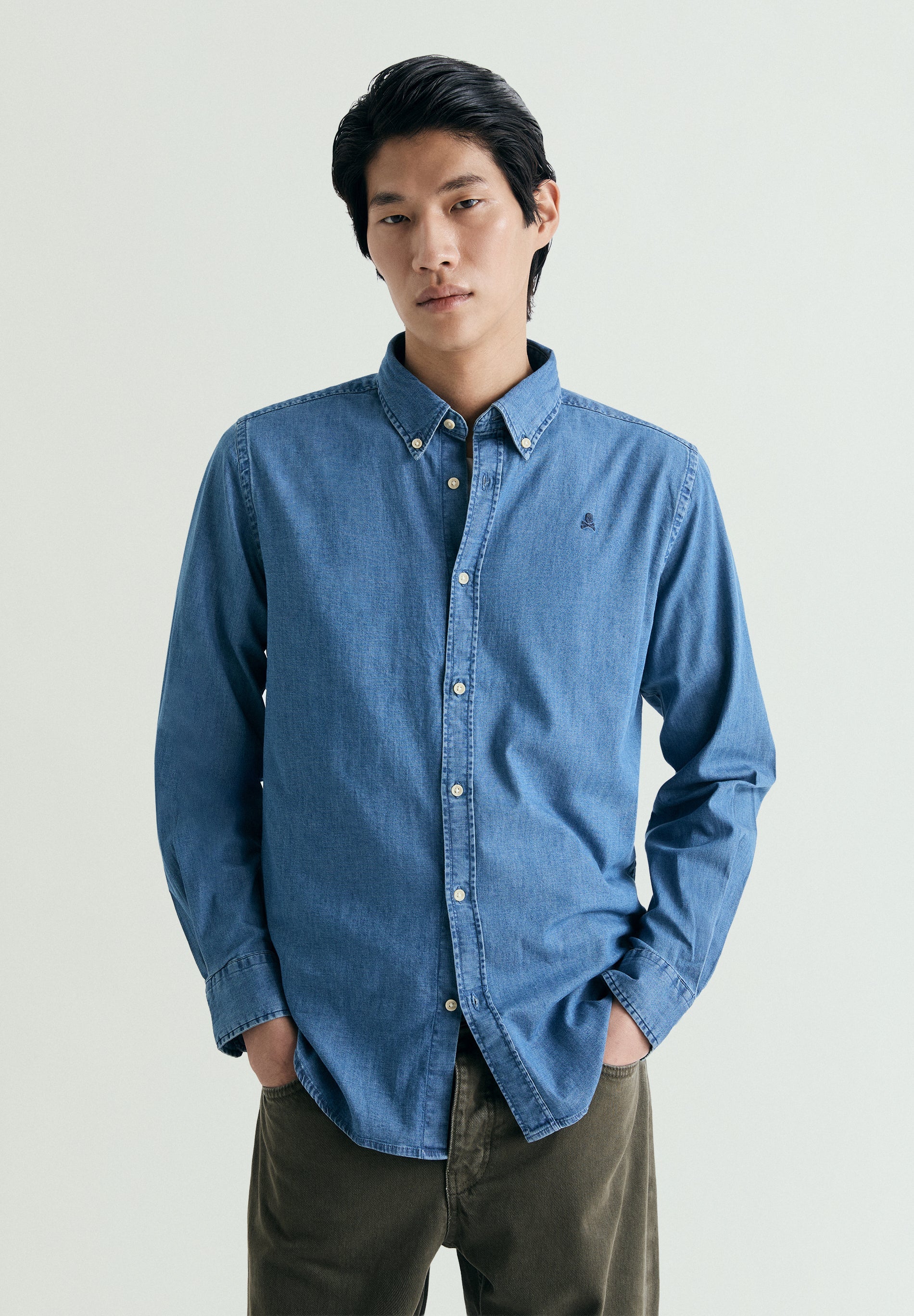 CAMISA DENIM BORDADA EM CONTRASTE