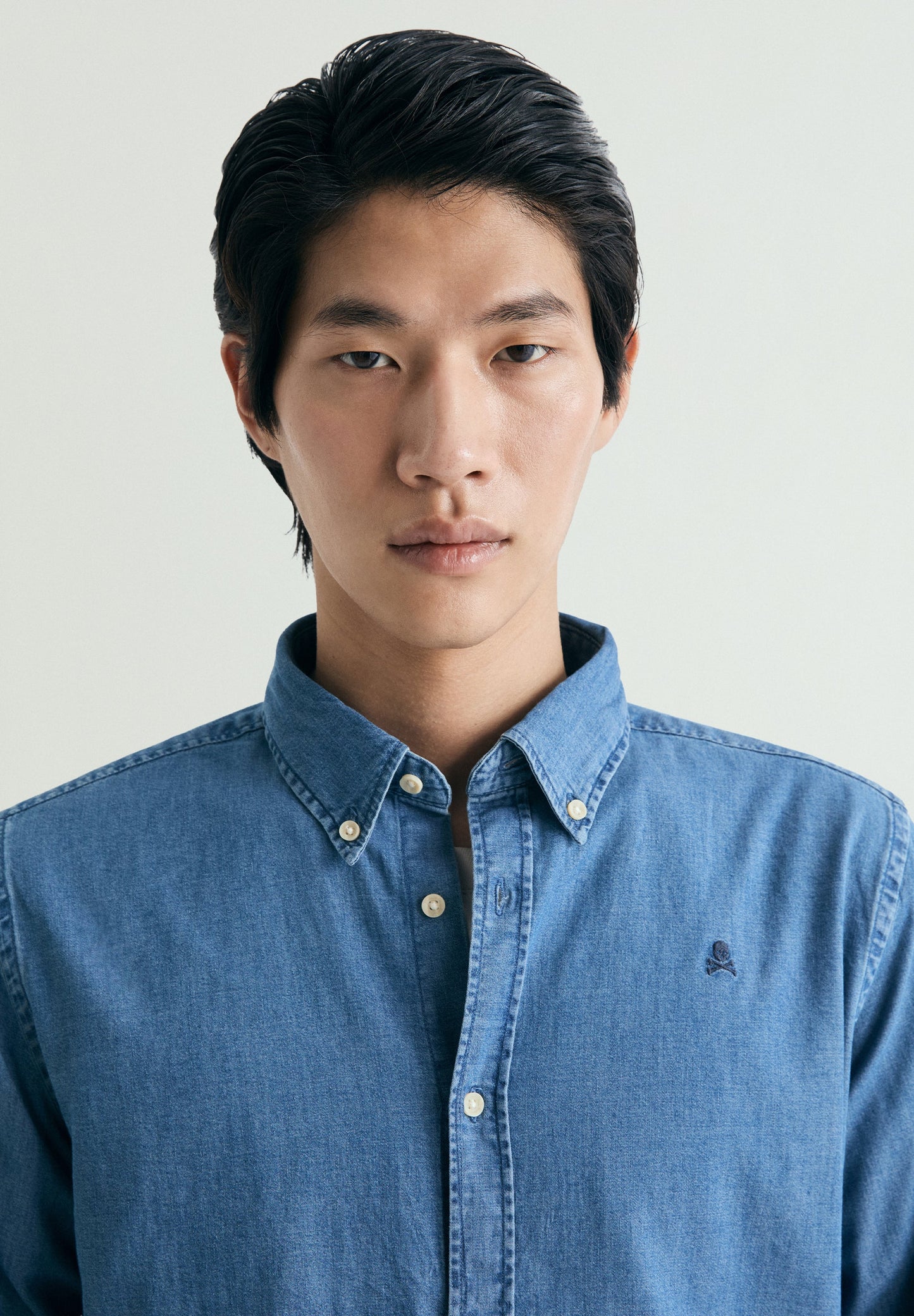 CAMISA DENIM BORDADA EM CONTRASTE