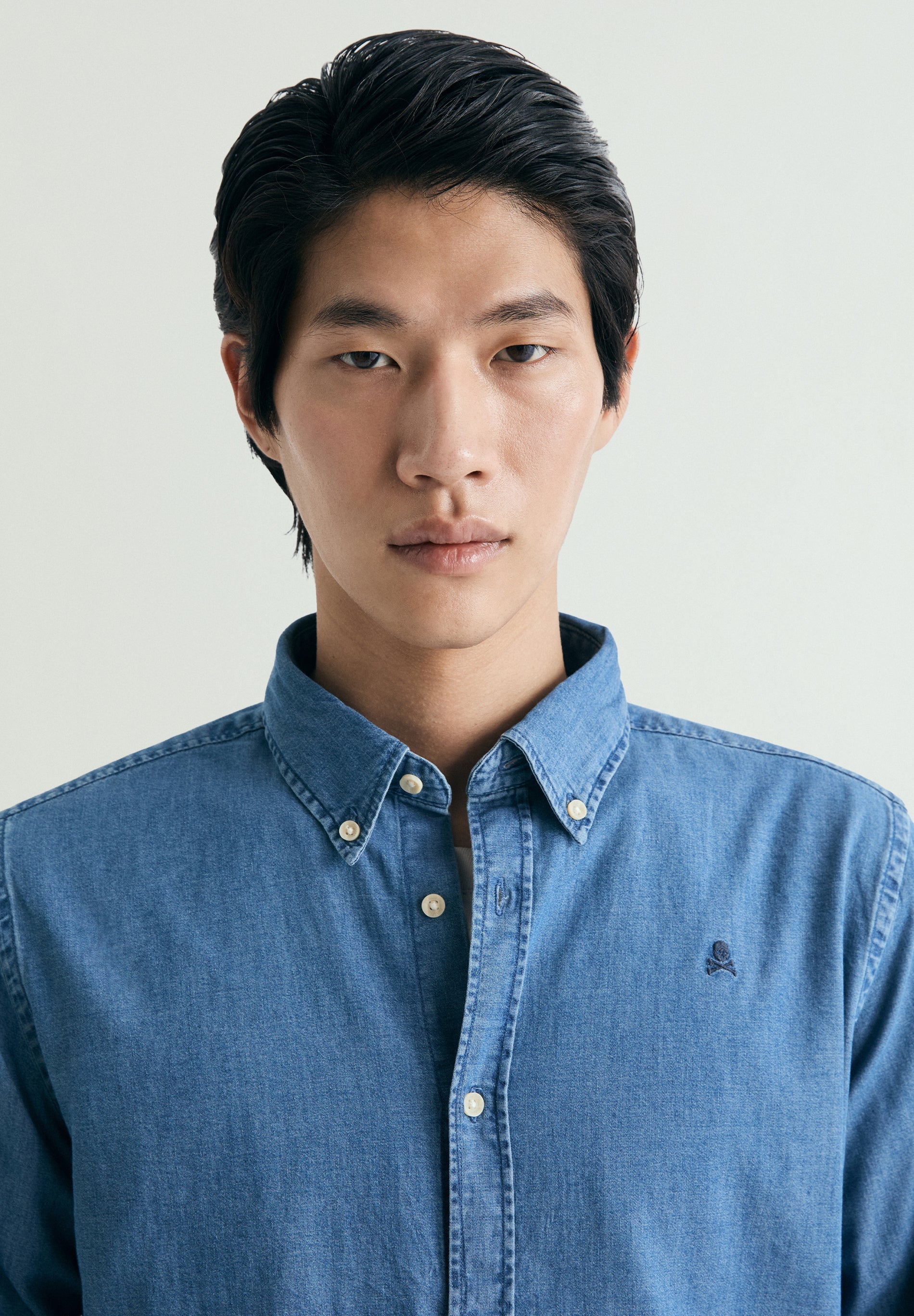 CAMISA DENIM BORDADA EM CONTRASTE