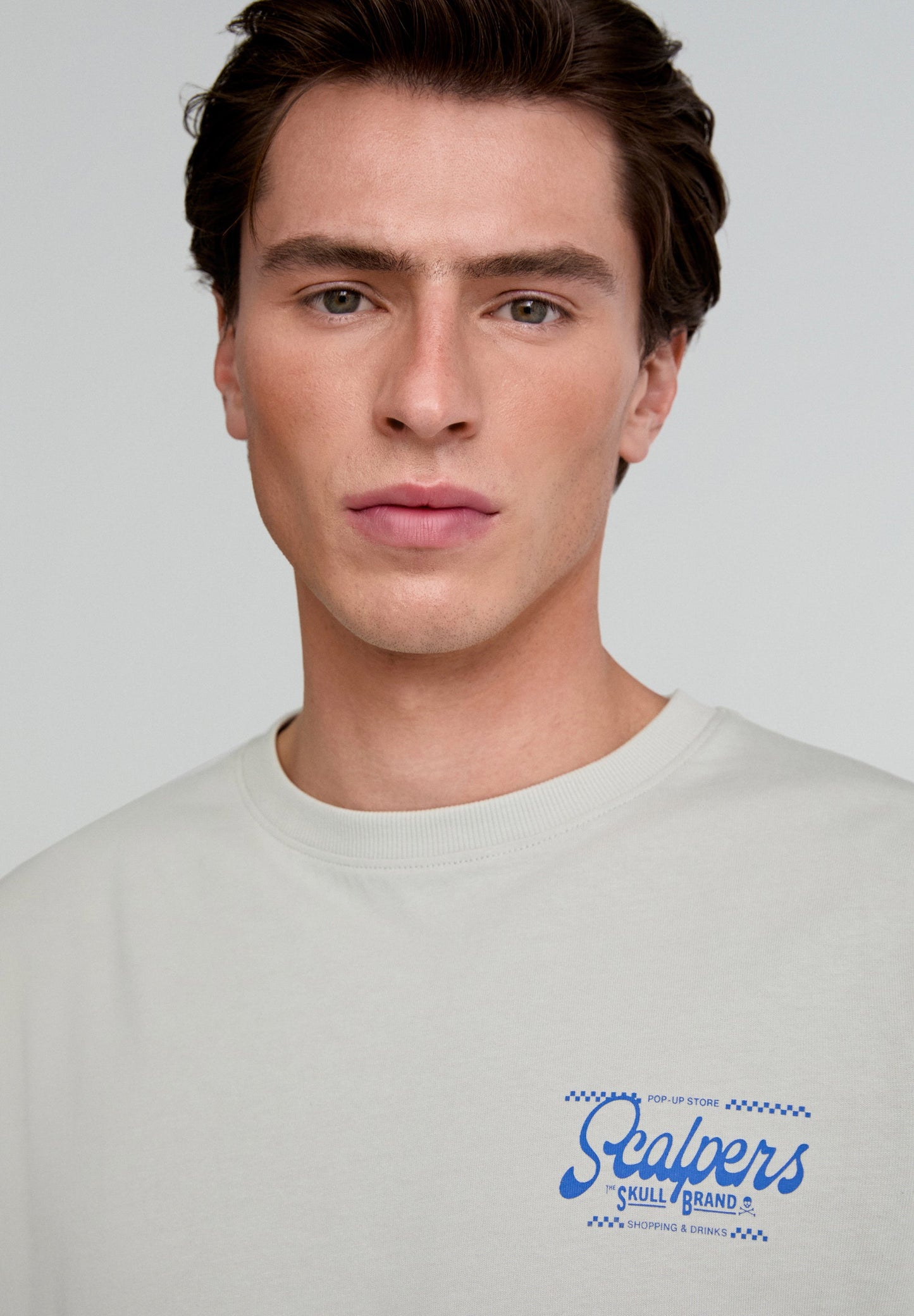 T-SHIRT COM PADRÃO ATRÁS BRAND