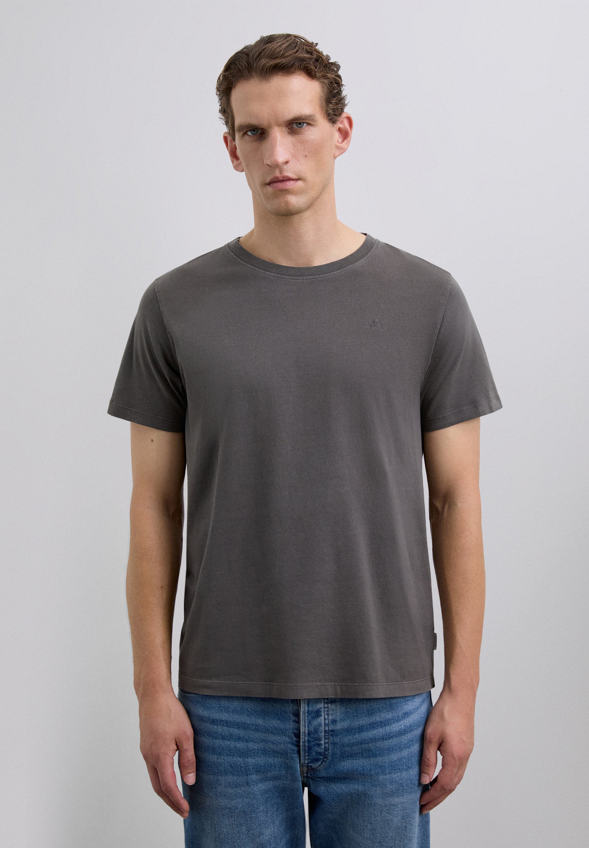 T-SHIRT COM SKULL BORDADA NO TOM