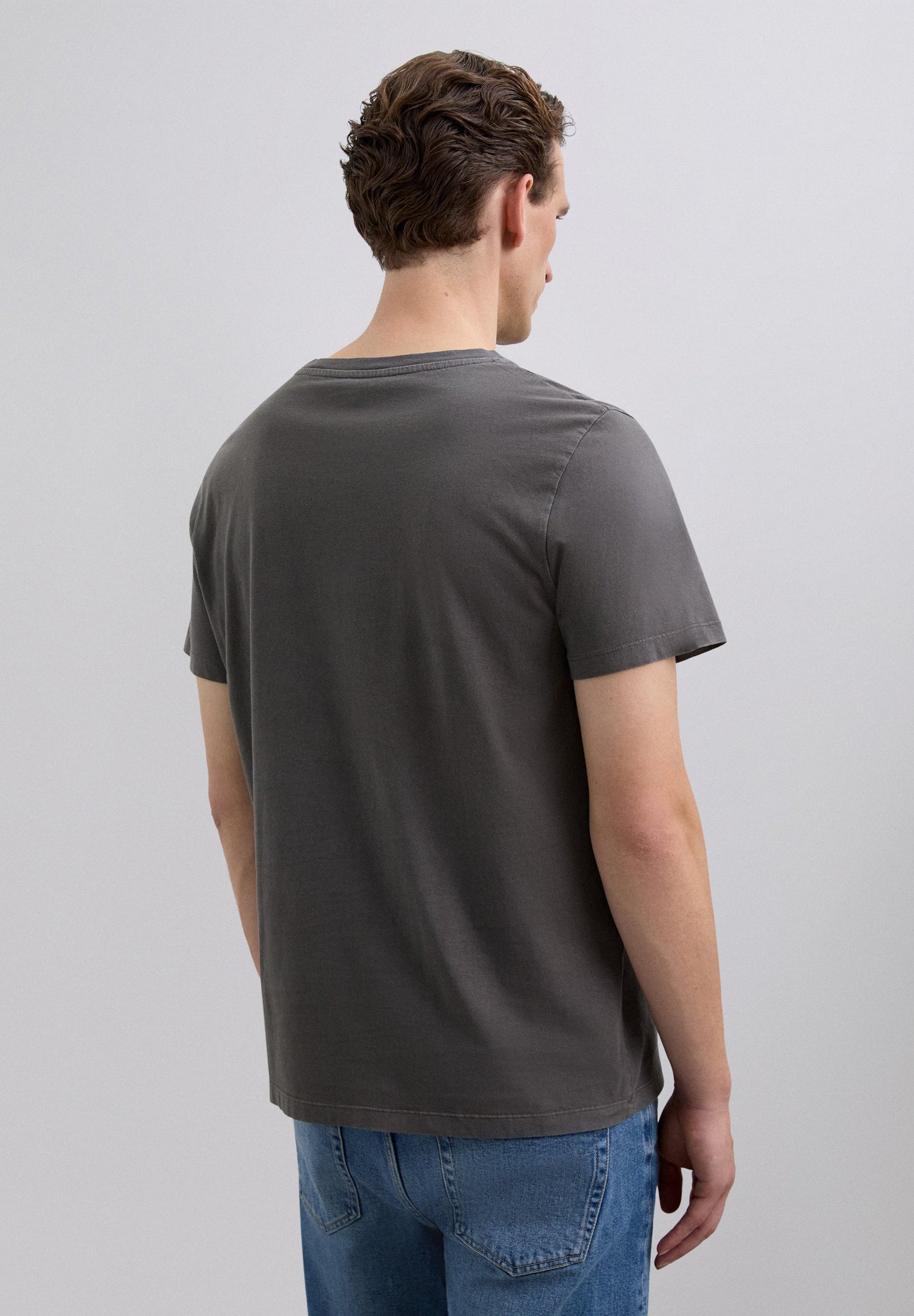 T-SHIRT COM SKULL BORDADA NO TOM